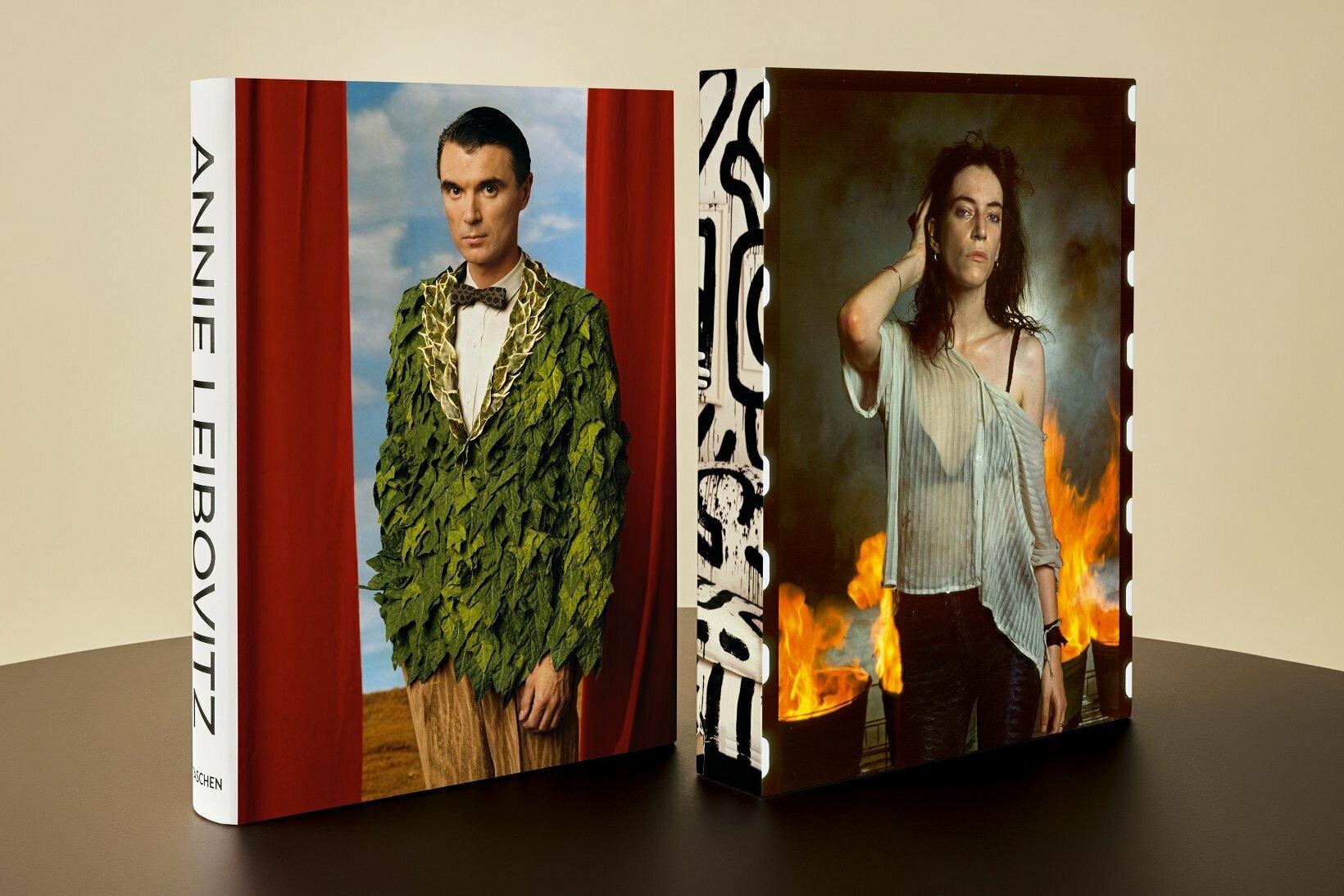 Art Edition “David Byrne” (No. 1–275). Hardcover volume in a slipcase, accompanied by the portrait David Byrne, Los Angeles, 1986.

For over 50 years, Annie Leibovitz has been creating a body of work that is unequaled in breadth and influence. From