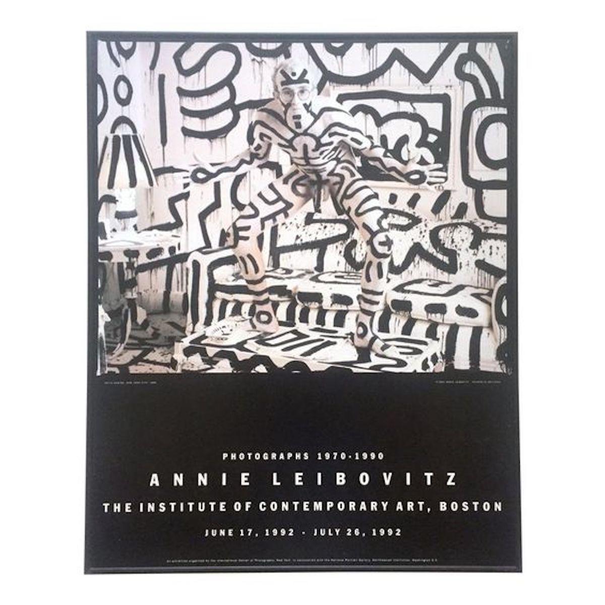 A 1992 Annie Leibovitz " Keith Haring " 1986, Ausstellungsplakat des Institute of Contemporary Arts. Gedruckt 1992 anlässlich der Ausstellung in der National Portrait Gallery, Washington D.C., und dem Institute of Contemporary Arts, Boston. Annie