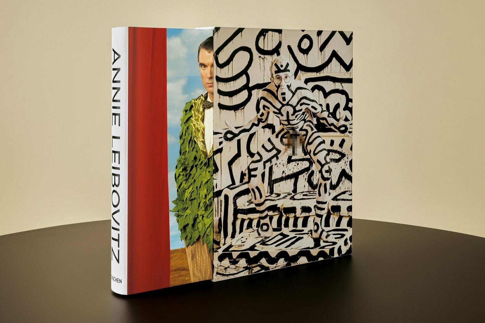 Art Edition “Keith Haring” (No. 1–1,000). Hardcover volume in a slipcase, accompanied by a numbered, signed, and framed dye-sublimation ChromaLuxe aluminum print of Keith Haring, New York City, 1986.

For over 50 years, Annie Leibovitz has been