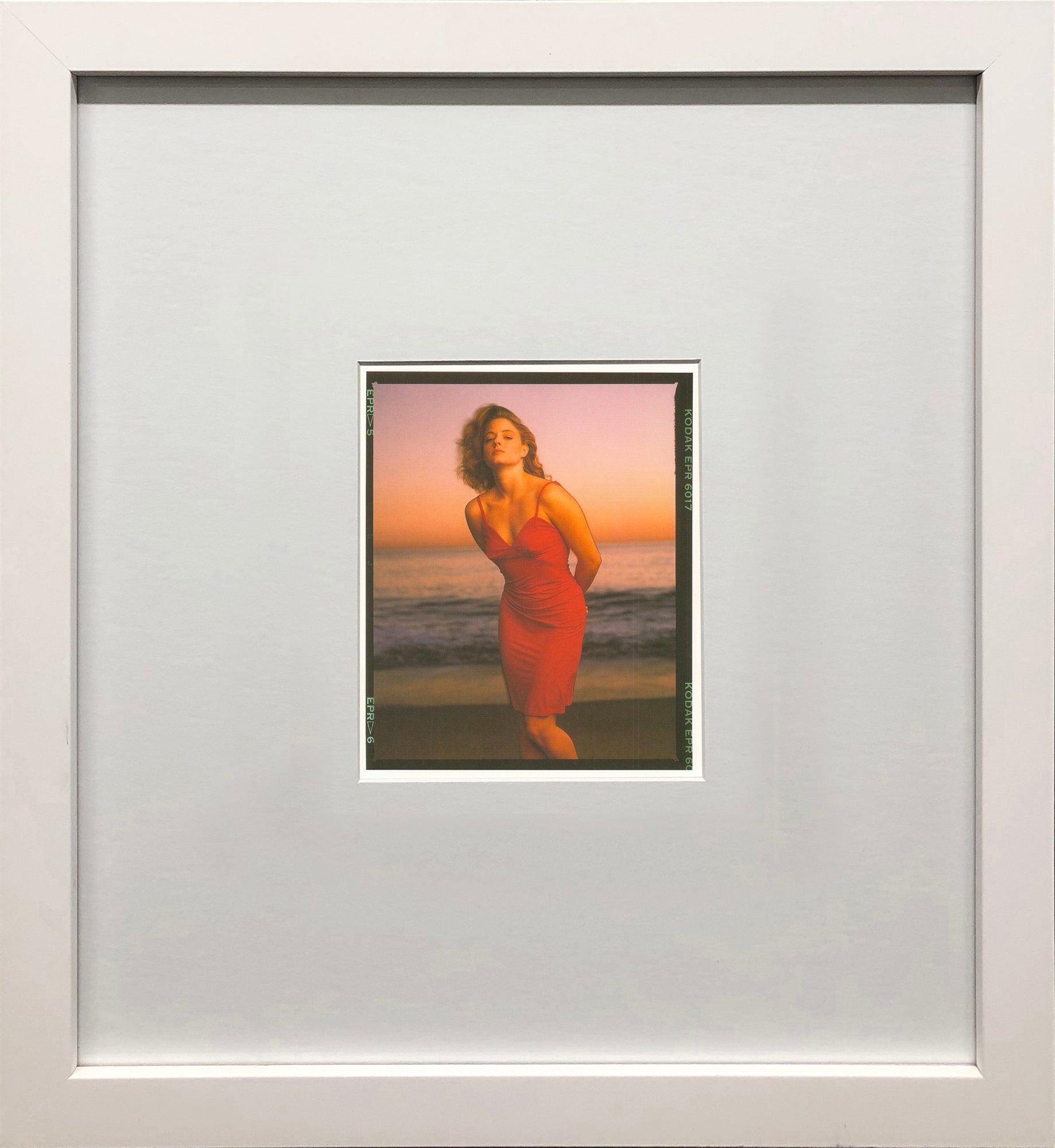 Il s'agit d'une image emblématique de l'actrice Jodie Foster, photographiée par la célèbre photographe Annie Leibovitz à Malibu, en Californie. Le portrait est tiré d'un coffret de collection publié par teNeues Publishing Company en 1992 et imprimé