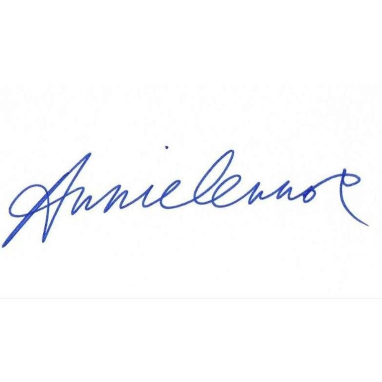 Un magnifique autographe à l'encre bleue de la légende de la musique Annie Lennox

Annie Lennox a connu une renommée internationale au sein du duo musical Eurythmics, qui a vendu plus de 75 millions d'albums dans le monde. Sa carrière solo a été