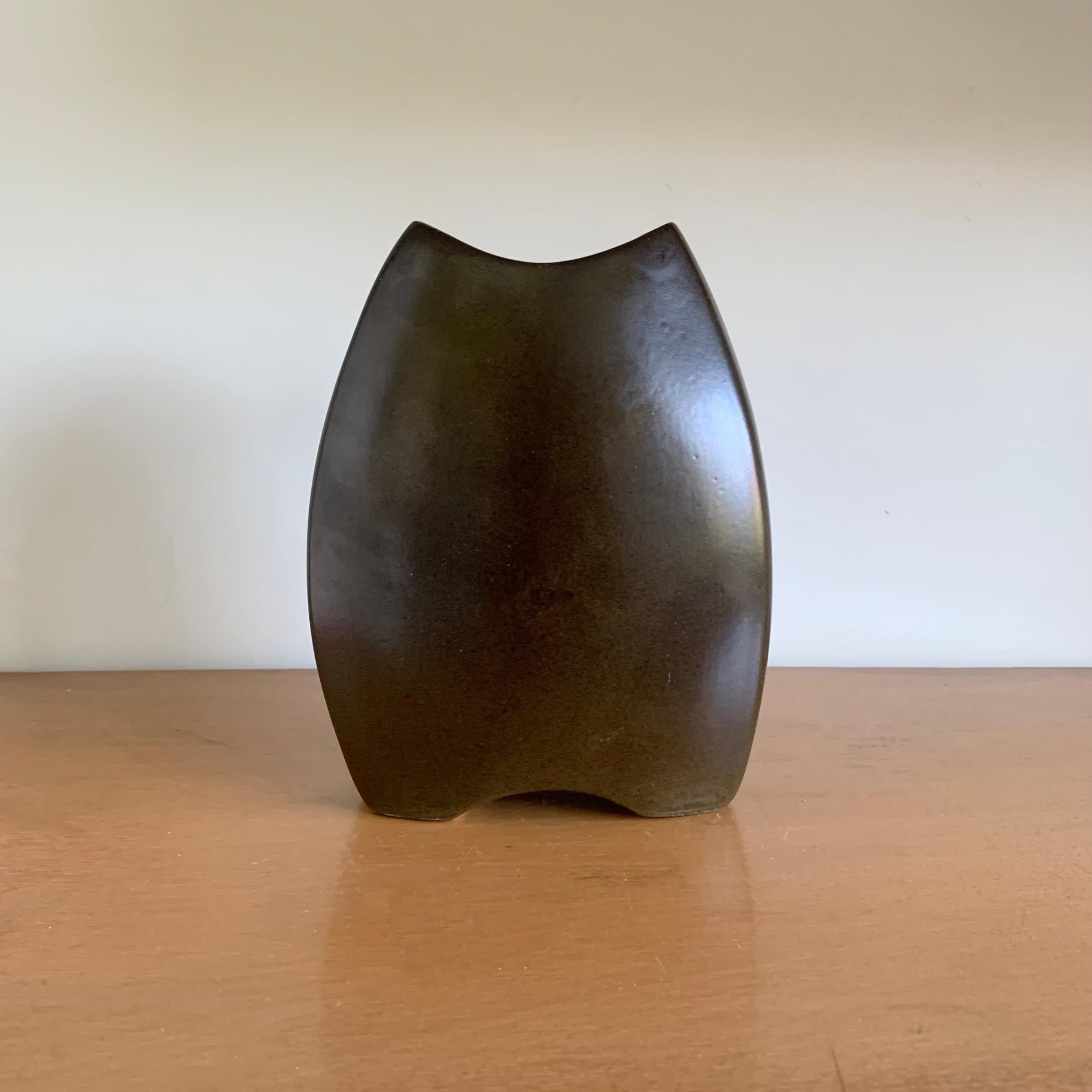Annie Palisot (1932-2016) ceramic, circa 1970, Belgium.
Brown enameled ceramic vase.
Signed underside.
Dimensions: 18 cm H (7.08 in), 14 cm W (5.51 in), 7 cm D (2.75 in).
Good original condition.
All purchases are covered by our Buyer Protection