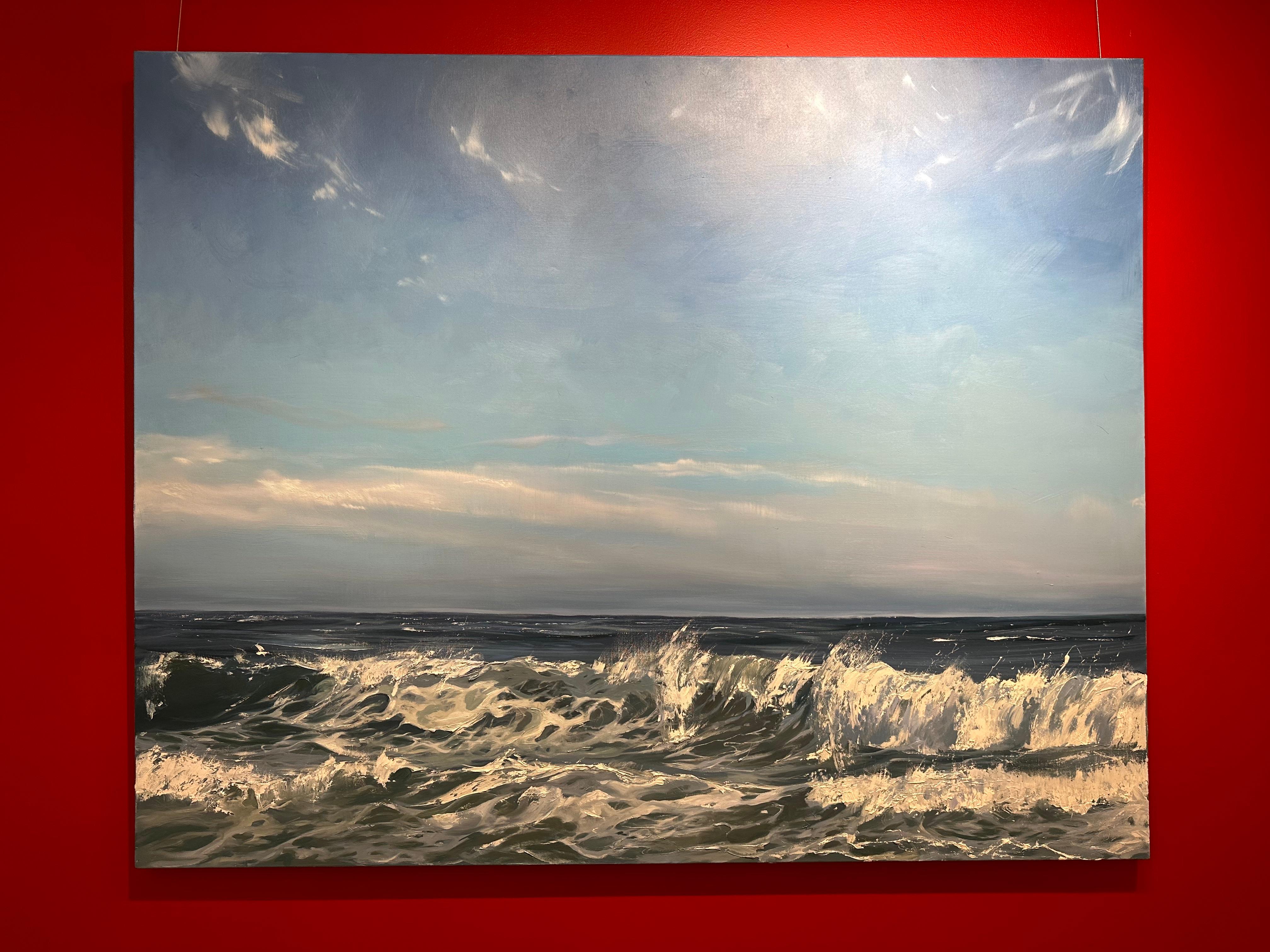 Groformatiges lgemlde Breezy Shore mit Meereswellen und blauem Himmel – Painting von Annie Wildey