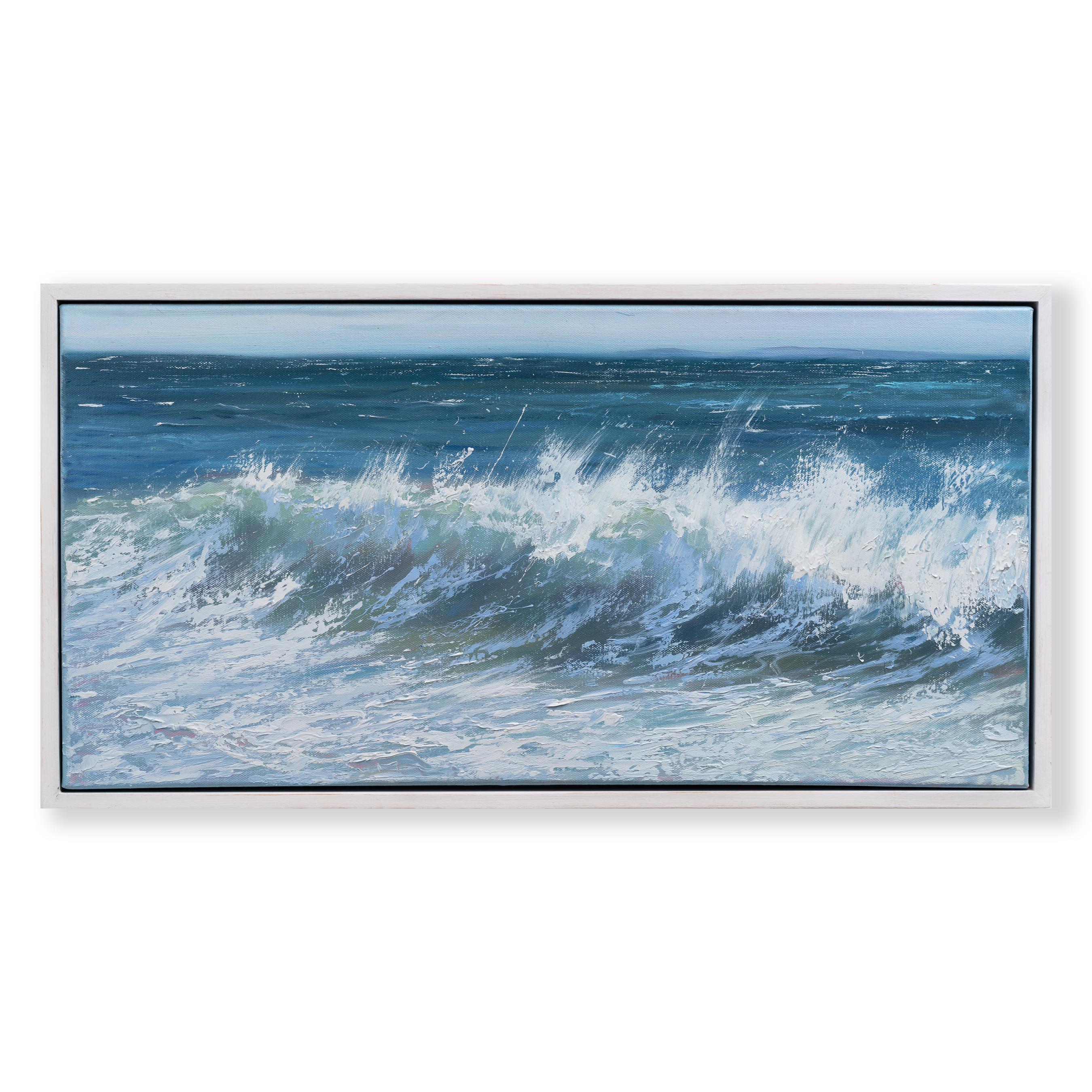 „Coastal Surf“ horizontales Ölgemälde mit Wellen, die im Meer zerbrechen – Painting von Annie Wildey