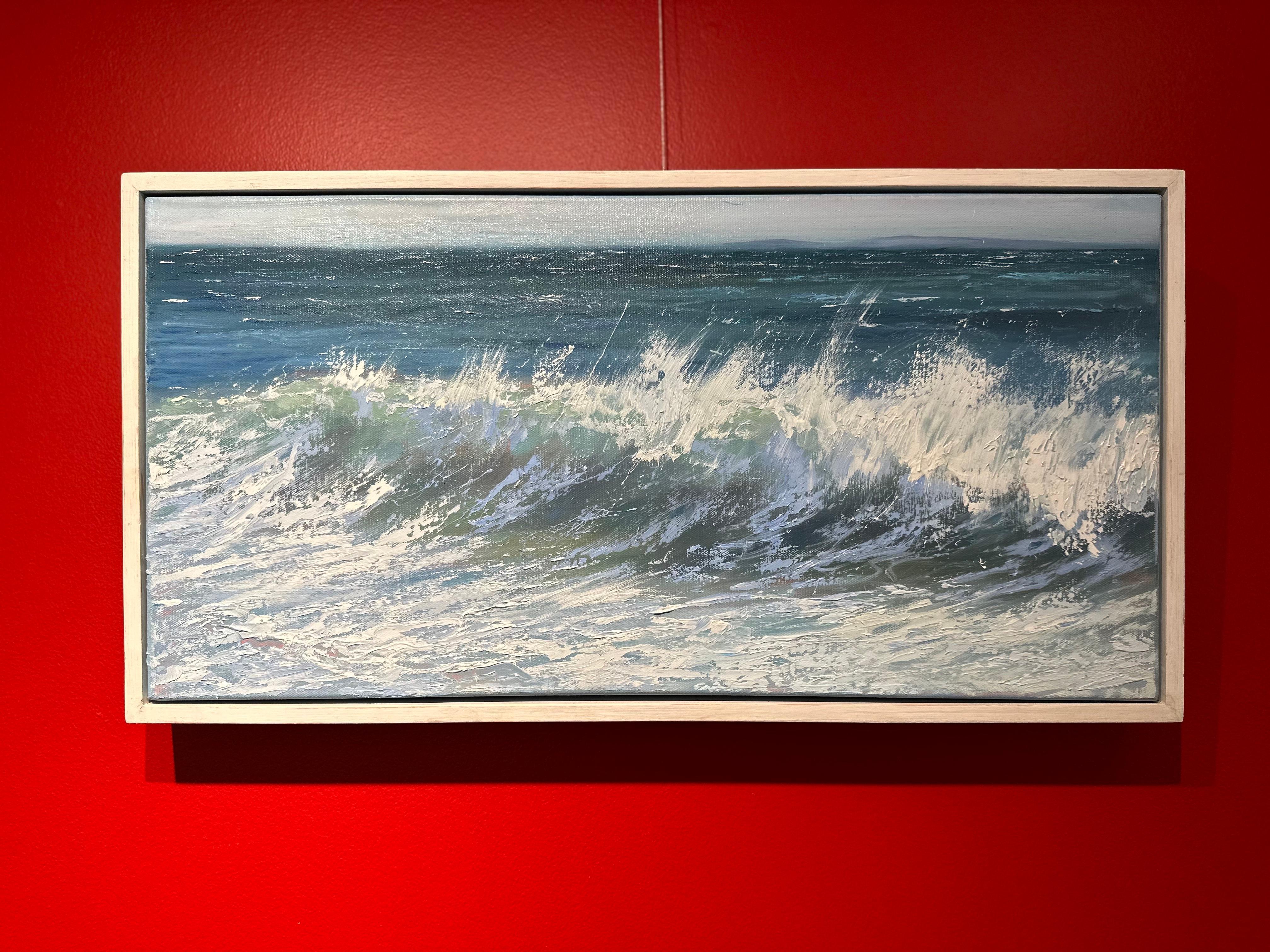 „Coastal Surf“ horizontales Ölgemälde mit Wellen, die im Meer zerbrechen (Blau), Landscape Painting, von Annie Wildey