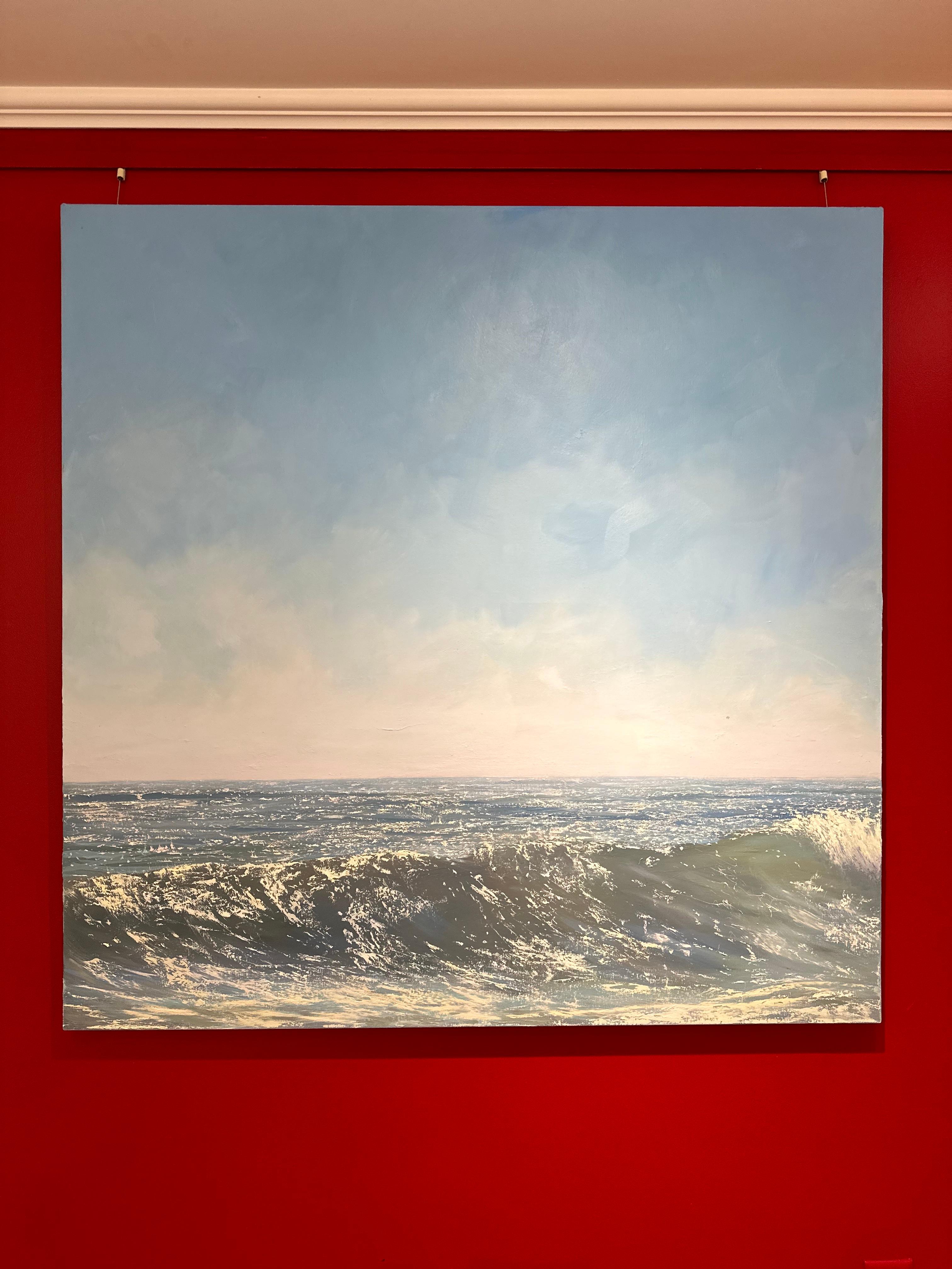 „Glistening Ocean“ Ölgemälde mit einer Welle und blauem Himmel hinter – Painting von Annie Wildey
