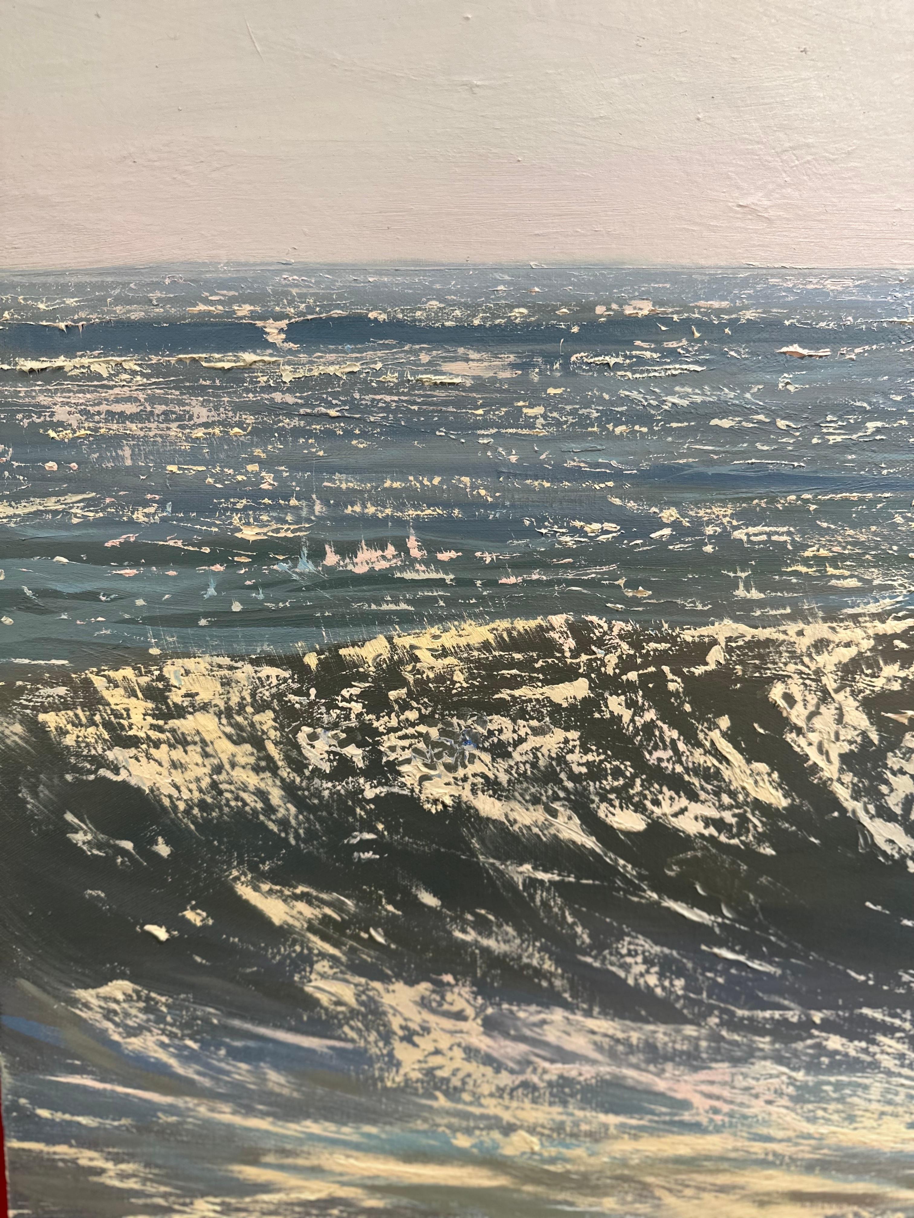 „Glistening Ocean“ Ölgemälde mit einer Welle und blauem Himmel hinter (Blau), Landscape Painting, von Annie Wildey