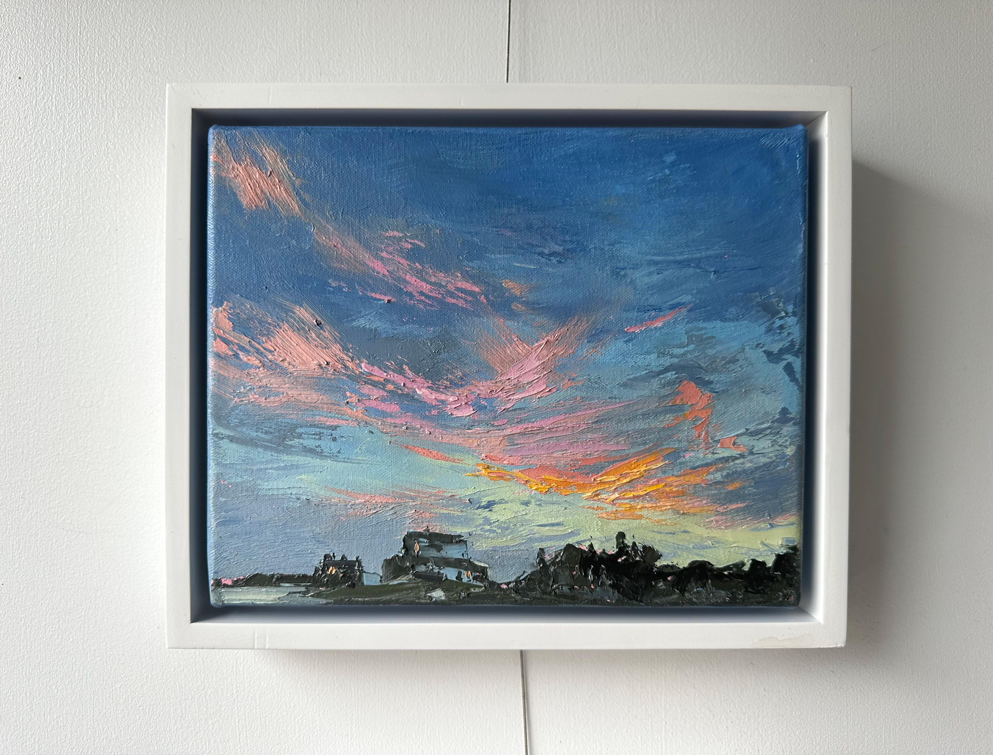 „Skies Delight II“ Blauer und orangefarbener Himmel bei Sonnenuntergang. (Grau), Landscape Painting, von Annie Wildey