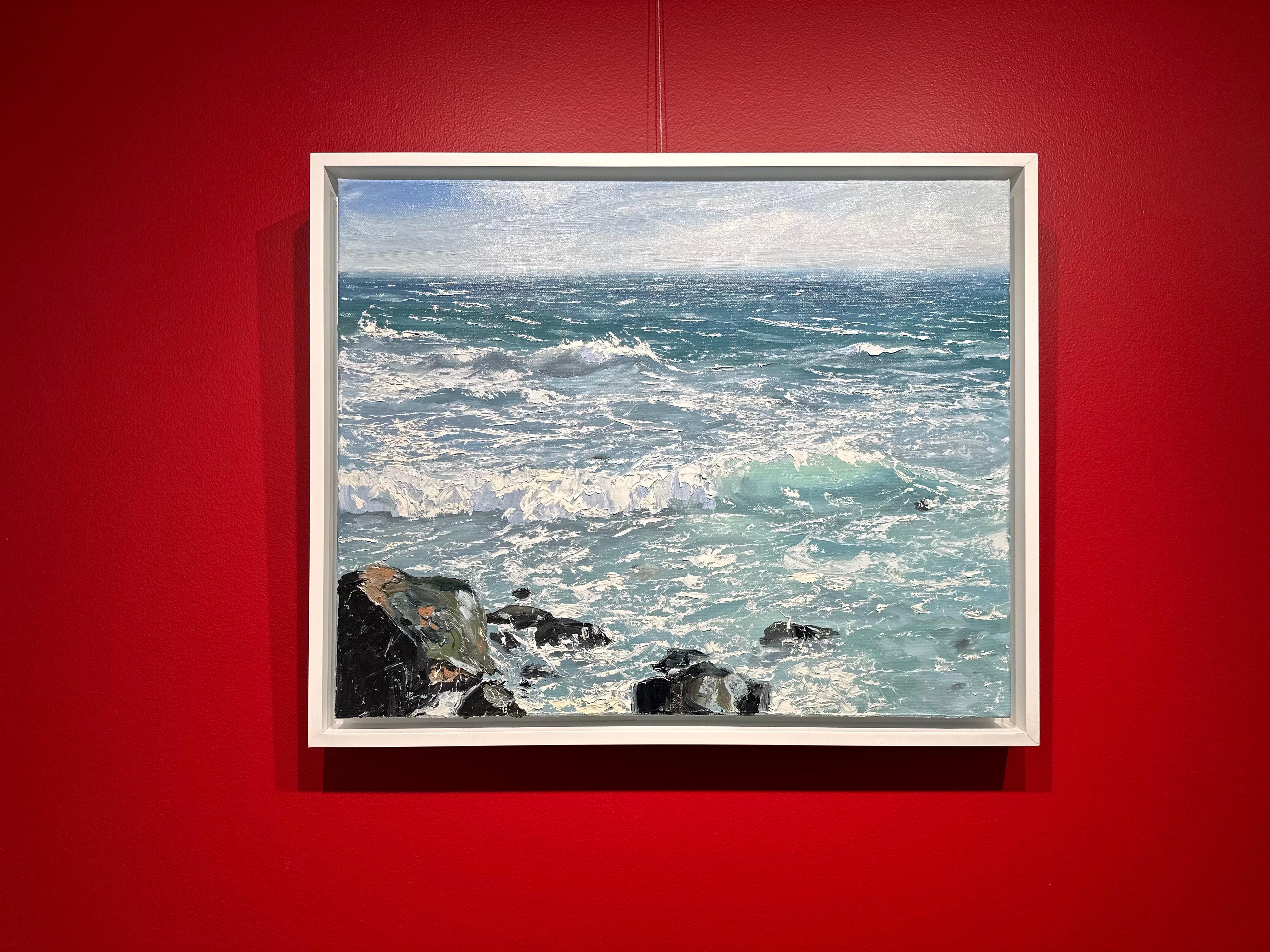 „Summer Rocks n' Surf I“, Ölgemälde mit Wellen, die auf Felsen im Meer stürzen (Blau), Landscape Painting, von Annie Wildey