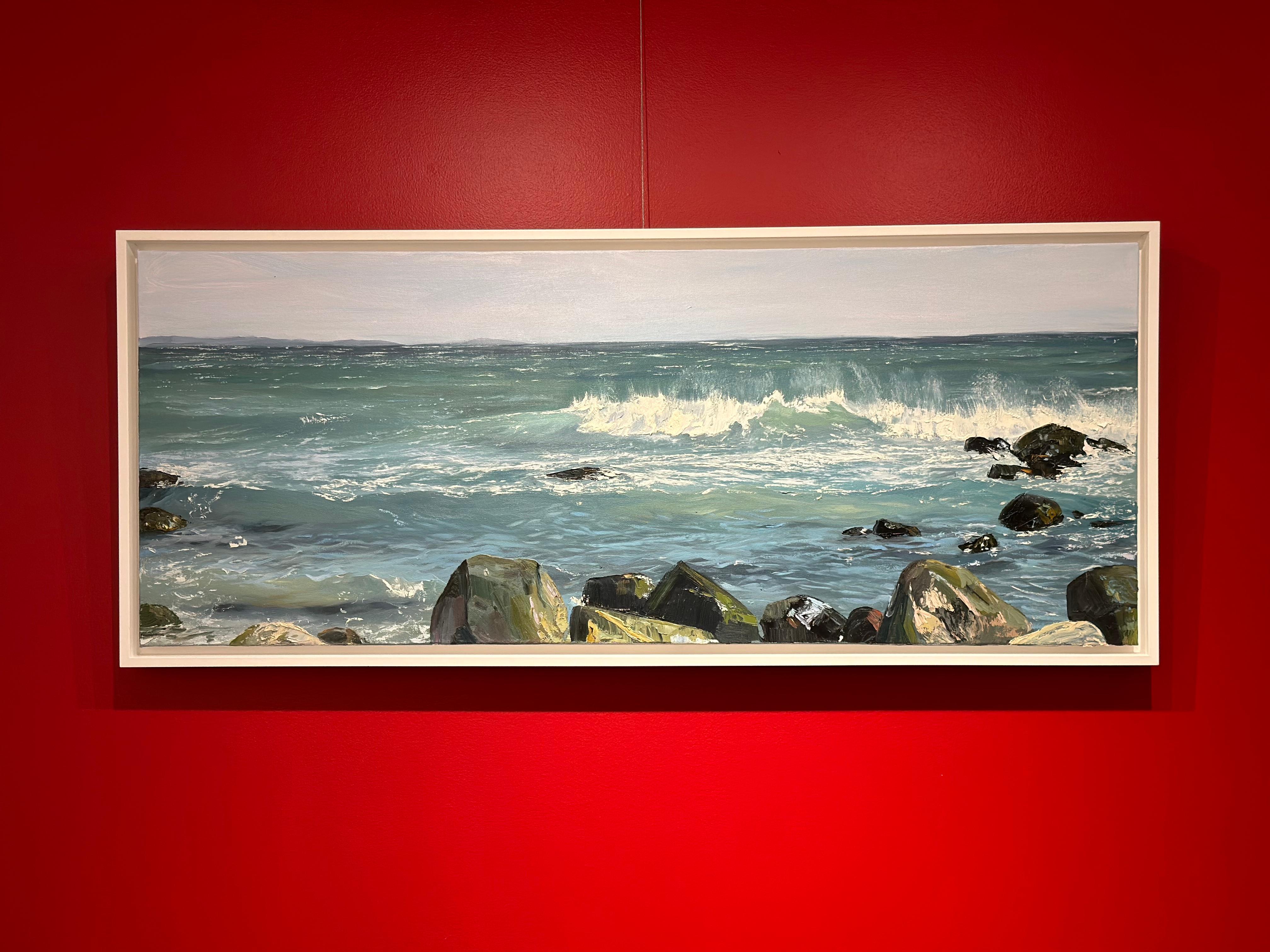 „Summer Shore“, Ölgemälde mit Wellen, die auf Felsen im Meer stürzen (Blau), Landscape Painting, von Annie Wildey