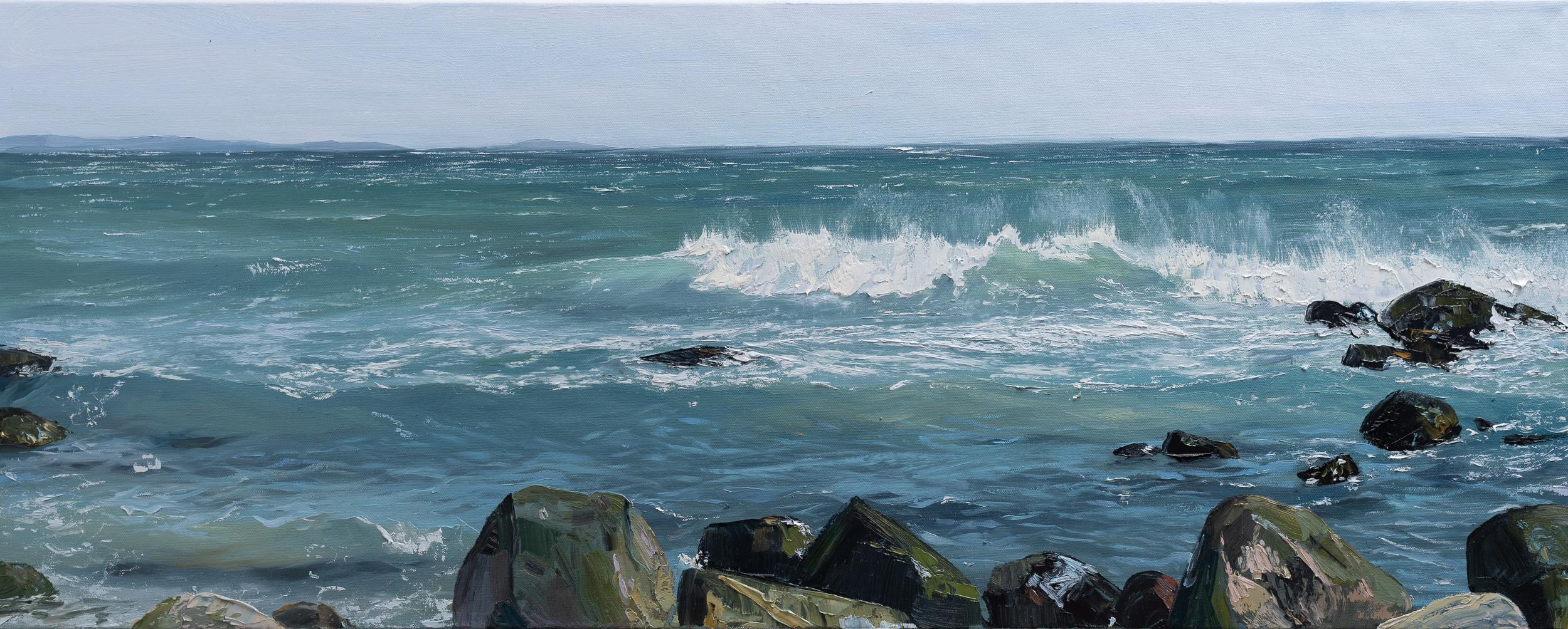 Annie Wildey Landscape Painting – „Summer Shore“, Ölgemälde mit Wellen, die auf Felsen im Meer stürzen