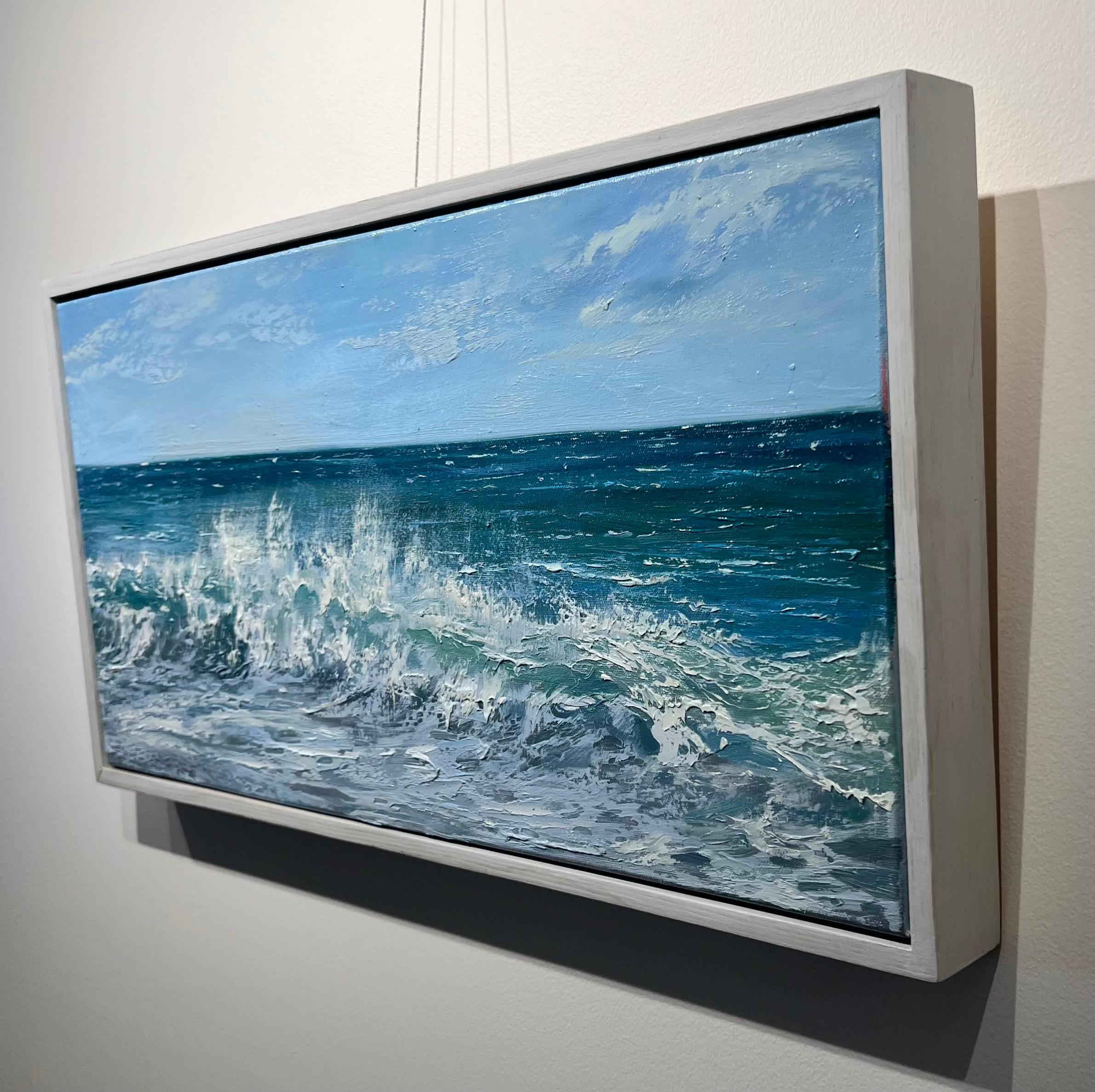 „Summer Surf II“ horizontales Ölgemälde mit Wellen, die im Meer zerbrechen (Blau), Landscape Painting, von Annie Wildey