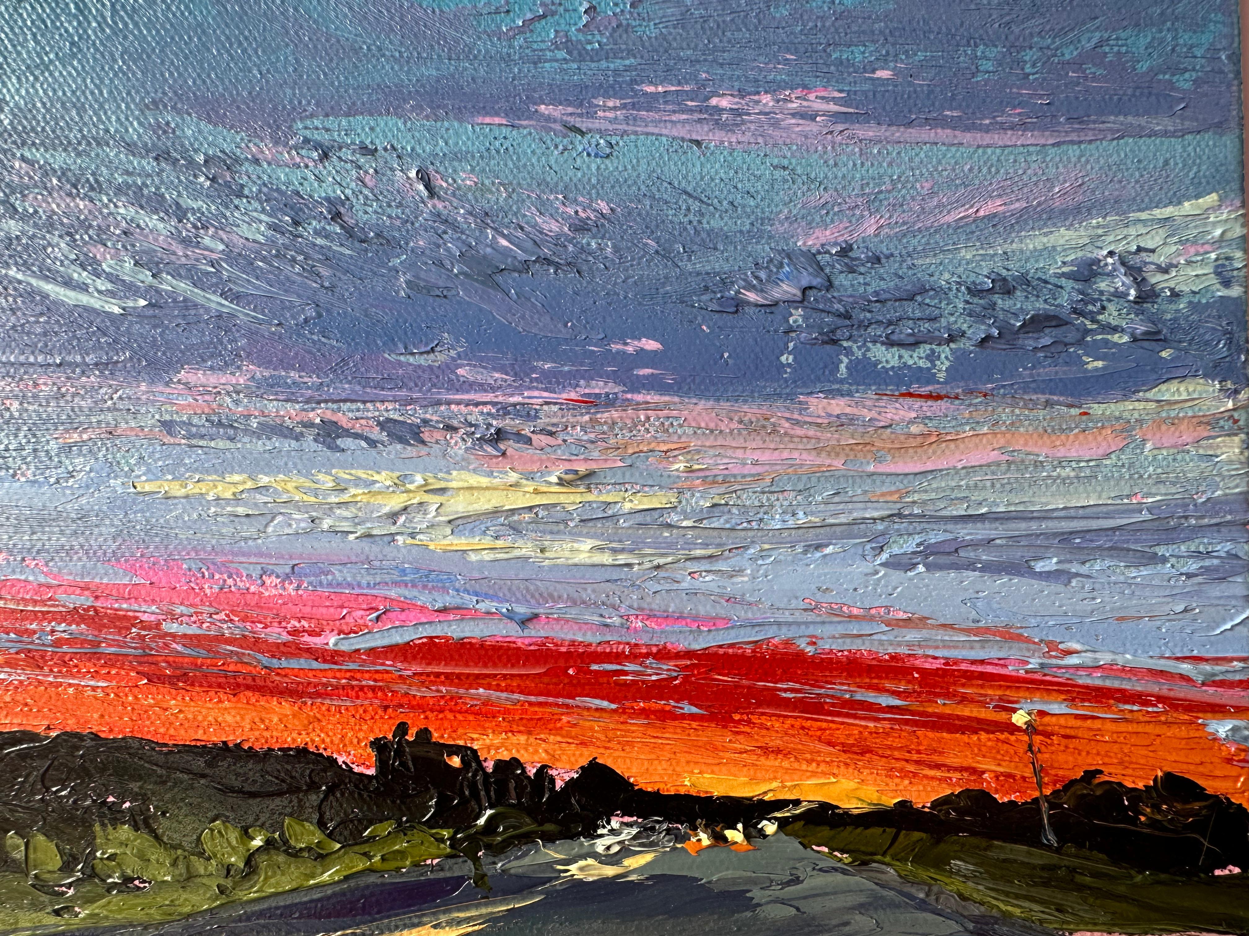„Twilight Driving“ Dunkelblaue und leuchtend orangefarbene Himmelslandschaft vor einer Straße.  2