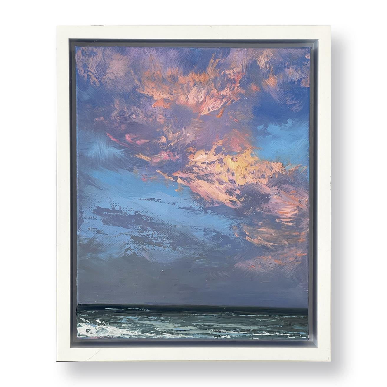 Peinture à l'huile à petite échelle « Swilight Glow » représentant des nuages roses au-dessus de l'océan - Painting de Annie Wildey