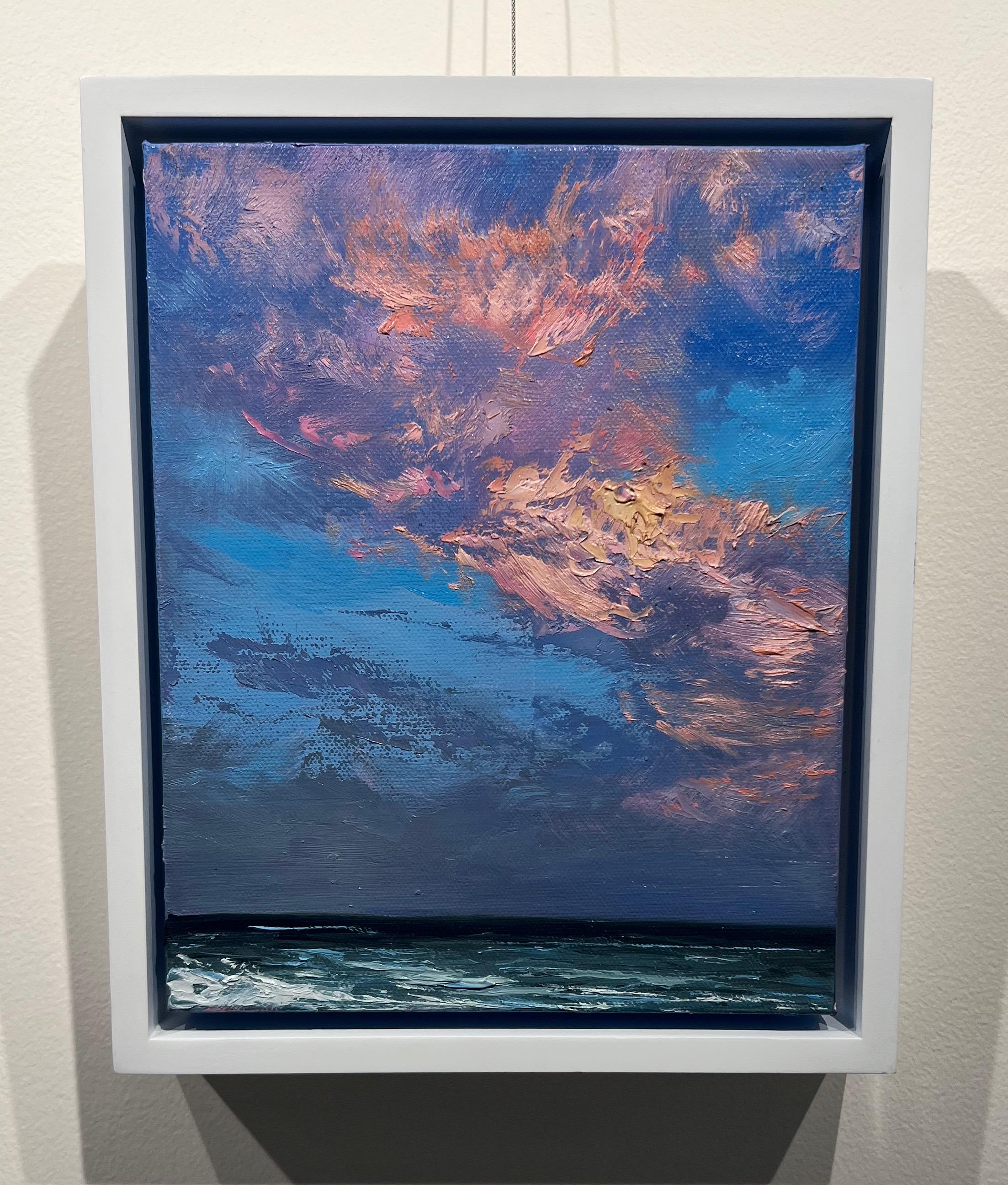 Peinture à l'huile à petite échelle « Swilight Glow » représentant des nuages roses au-dessus de l'océan - Gris Landscape Painting par Annie Wildey