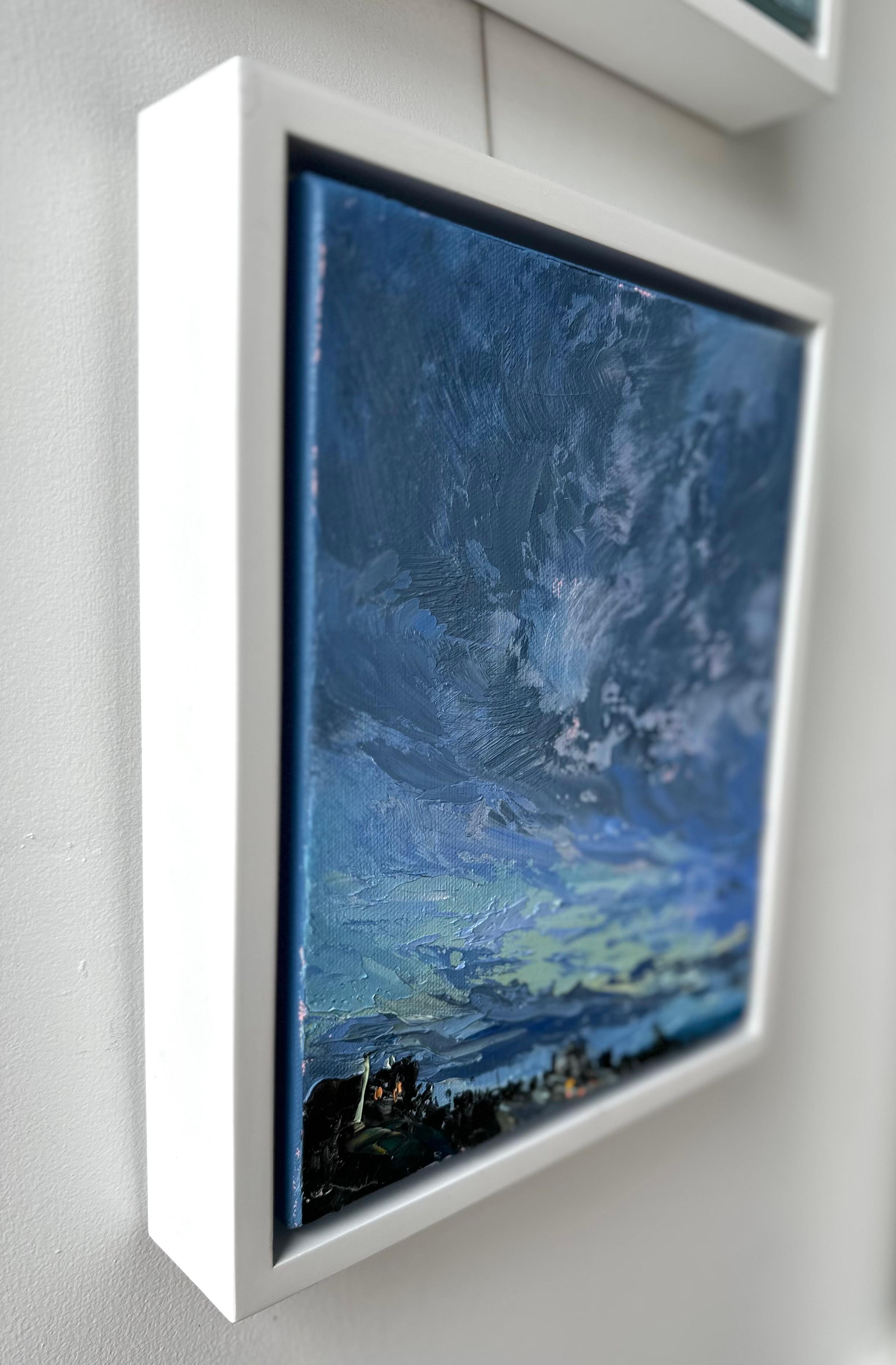 „Twilight Storm“ Dunkelblaue Himmelslandschaft bei Twilight.   (Grau), Landscape Painting, von Annie Wildey