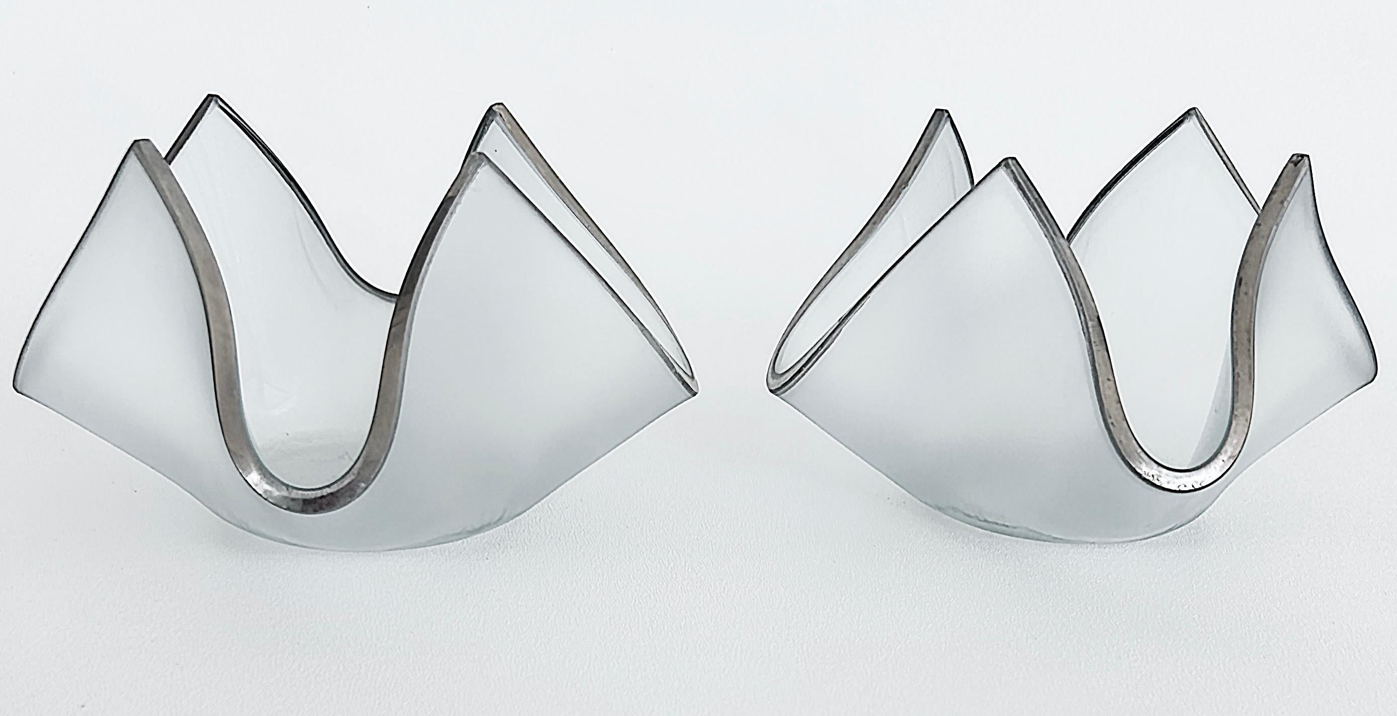Annieglass Taschentuch Satiniertes Glas Platin Votiv-Kerzenhalter, Paar

Zum Verkauf angeboten wird ein Paar von Vintage Annieglass satiniertem Glas Handkercheif votive Kerzenhalter mit  platnum Kantenbearbeitungen.  Das Glas ist unten signiert.