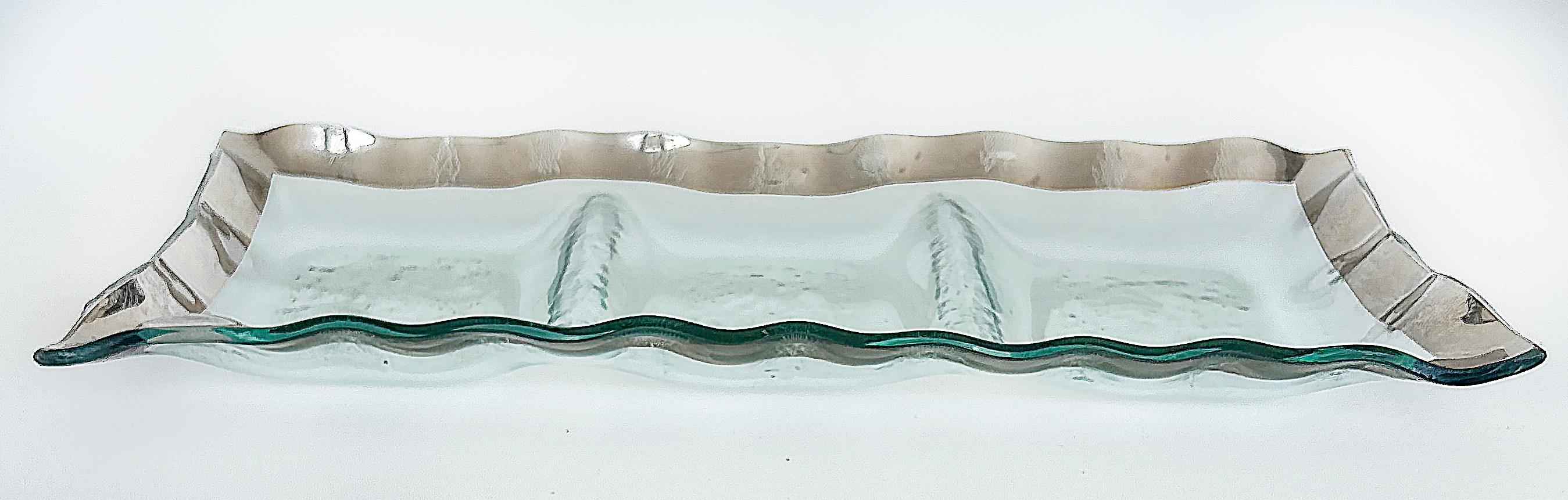 AnnieGlass Roman Platinum 3-teiliges Serviertablett für Hors d'oeuvres, gekräuselter Rand

Zum Verkauf angeboten wird ein geraffter Rand AnnieGlass geblasen 3-Abschnitt Hors d'oeuvres Serviertablett. Das Serviertablett ist mit der Oberfläche Roman