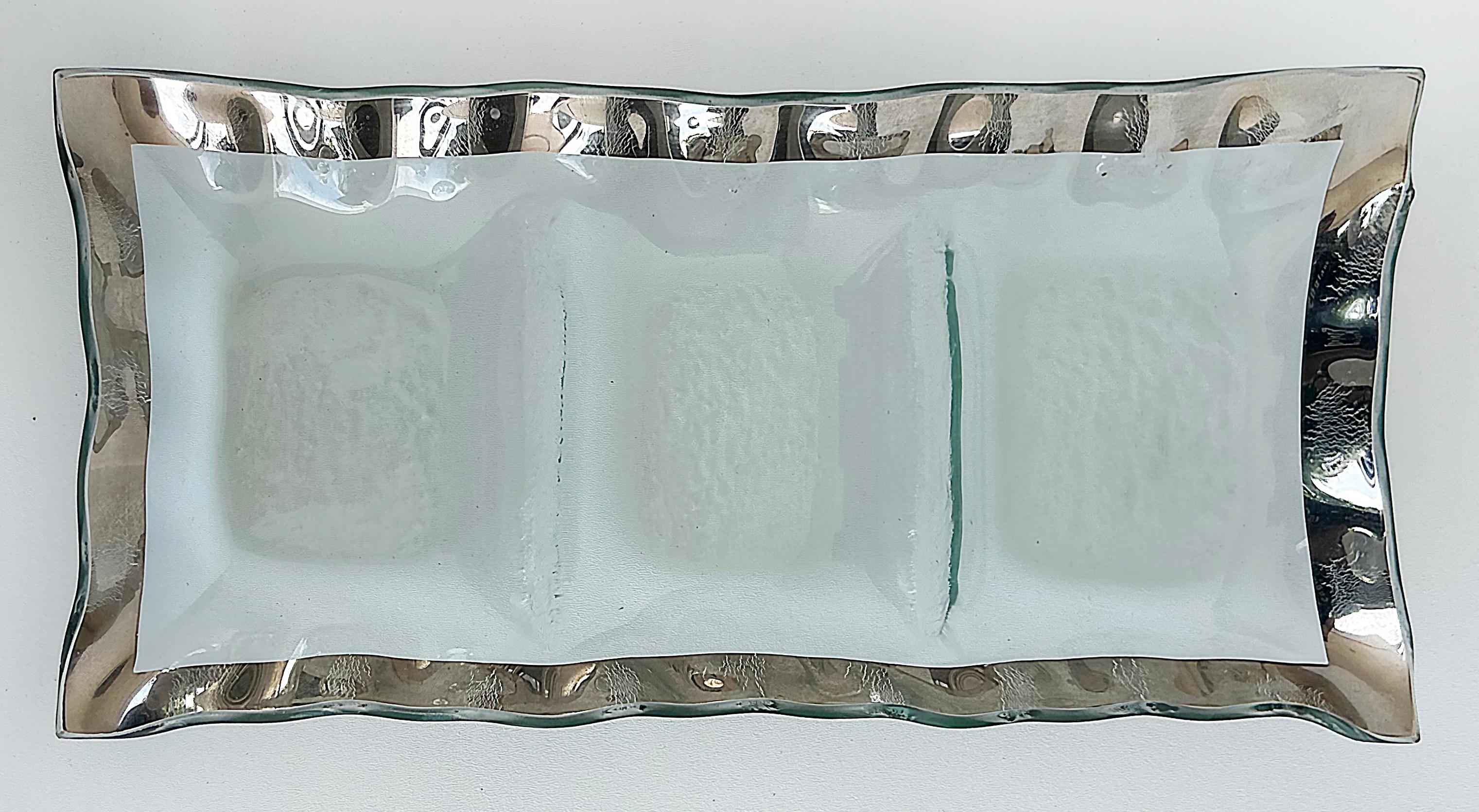 AnnieGlass Roman Platinum 3-teiliges Serviertablett für Hors d'oeuvres, gekräuselter Rand (Moderne) im Angebot