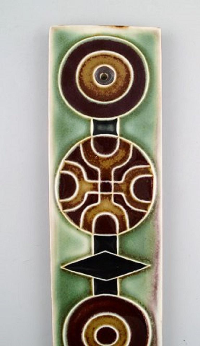 Annikki Hovisaari (1918–2004) for Arabia. Large wall plaque in glazed ceramics. Finnish design, 1960s.
Measures: 49.5 x 9.5 cm.
In very good condition.
Stamped.