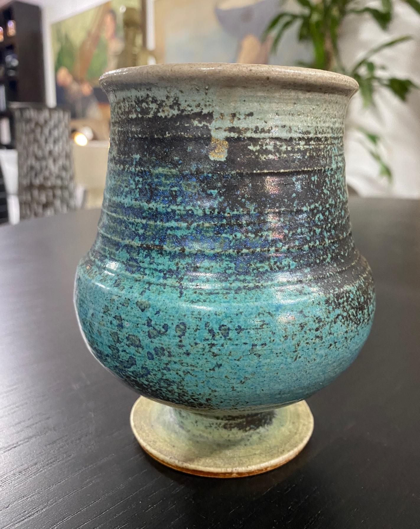 Eine wunderbare skandinavische Vase aus glasiertem Steinzeug mit Fuß von Annikki Hovisaari für Arabia Finland. Dieses Stück hat eine meeresähnliche türkis-blaue Glasur und eine kürbisartige Form. 

Hovisaari begann seine Arbeit bei Arabia Finland