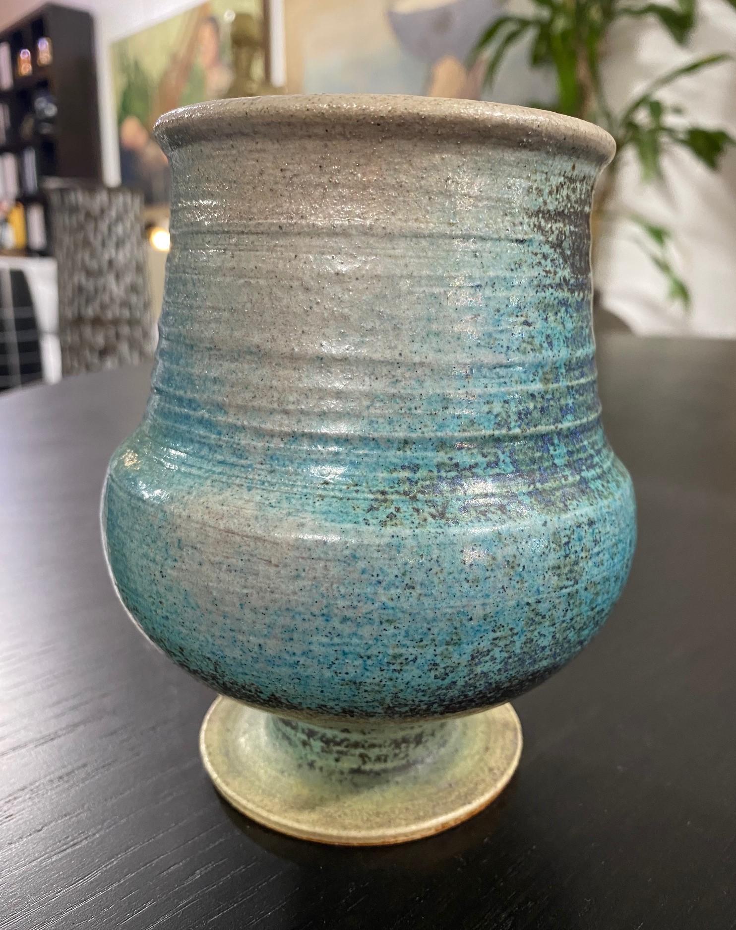 Vernissé Vase en poterie d'atelier scandinave moderne d'Arizona signé Annikki Hovisaari, Finlande en vente