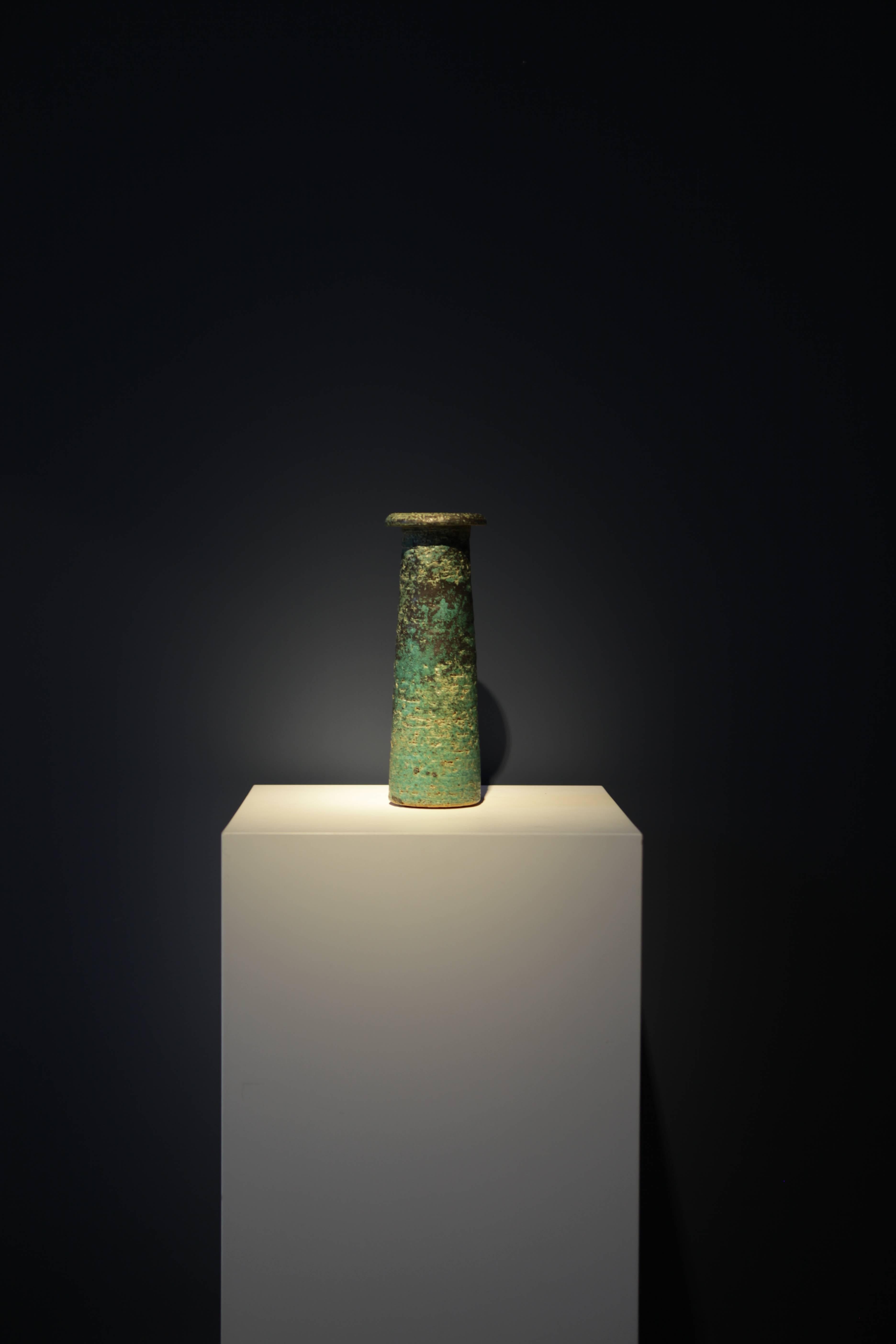 Annikki Hovisaari
Stoneware vase in rustic chamotte clay, natural turquoise glaze.
Made in Finland in 1960 at Arabia.
Signed to the underside 'AH' Arabia.