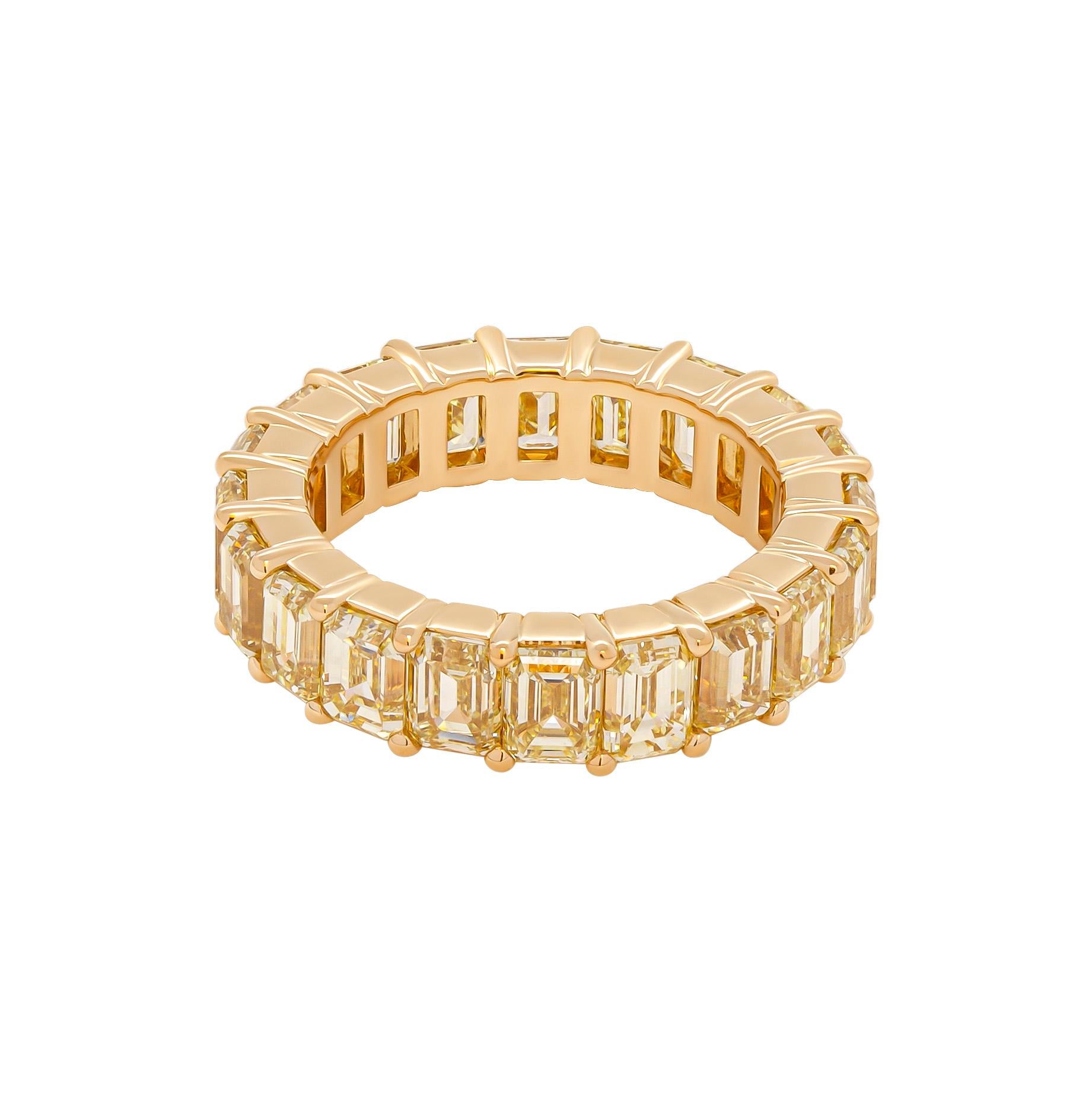 Women's or Men's Anniversary Band with Emerald Cut Diamonds in 18k Yellow Gold For Sale