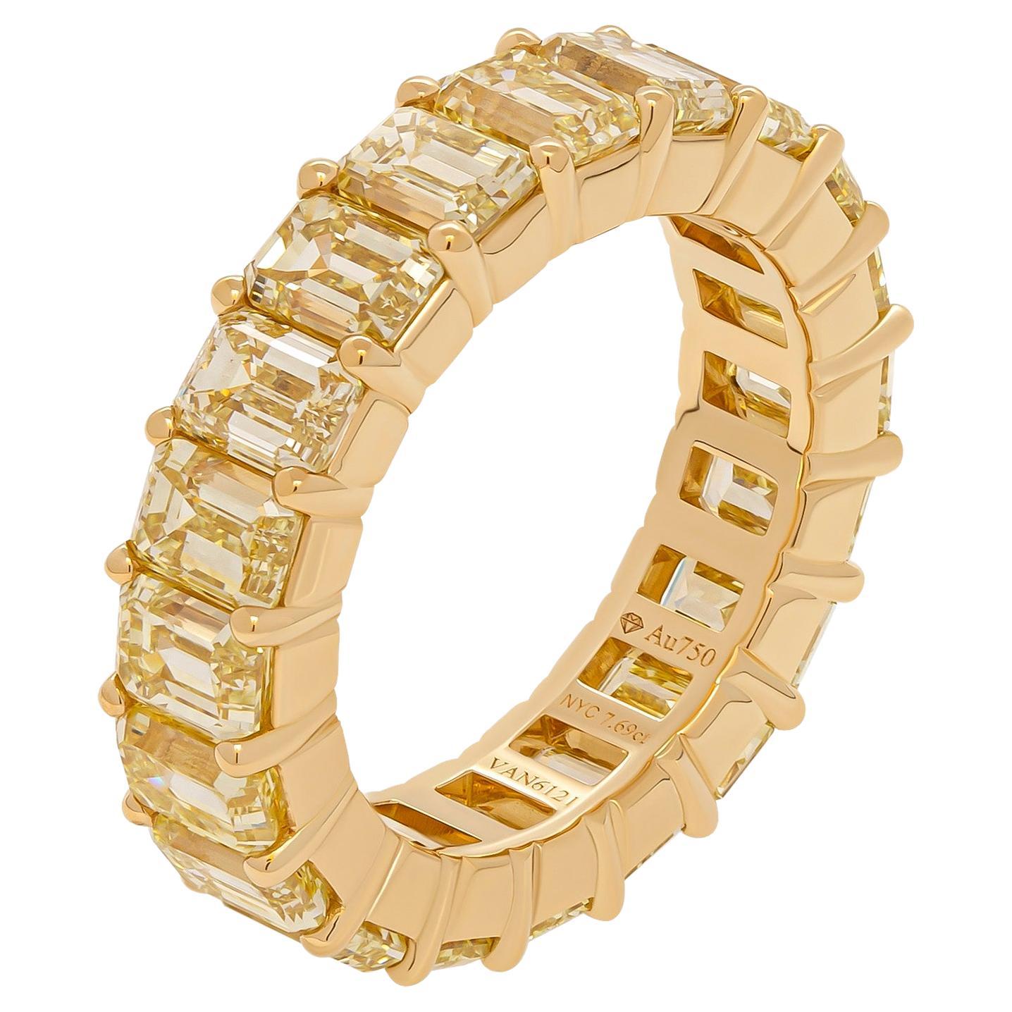 Anniversary Band with Emerald Cut Diamonds in 18k Yellow Gold For Sale