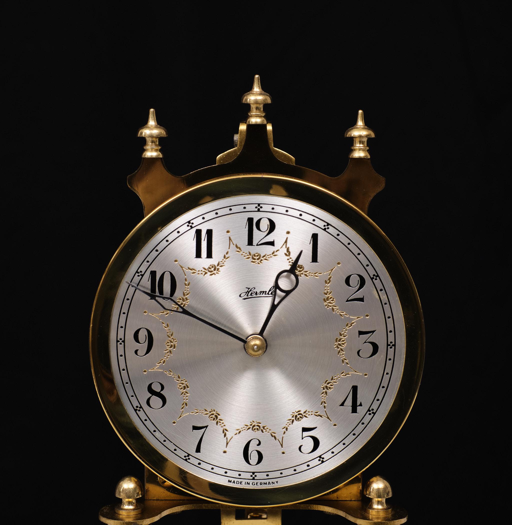 Hollywood Regency Anniversary Dome clock - Franz Hermle - Brass, Glass - 1950s 