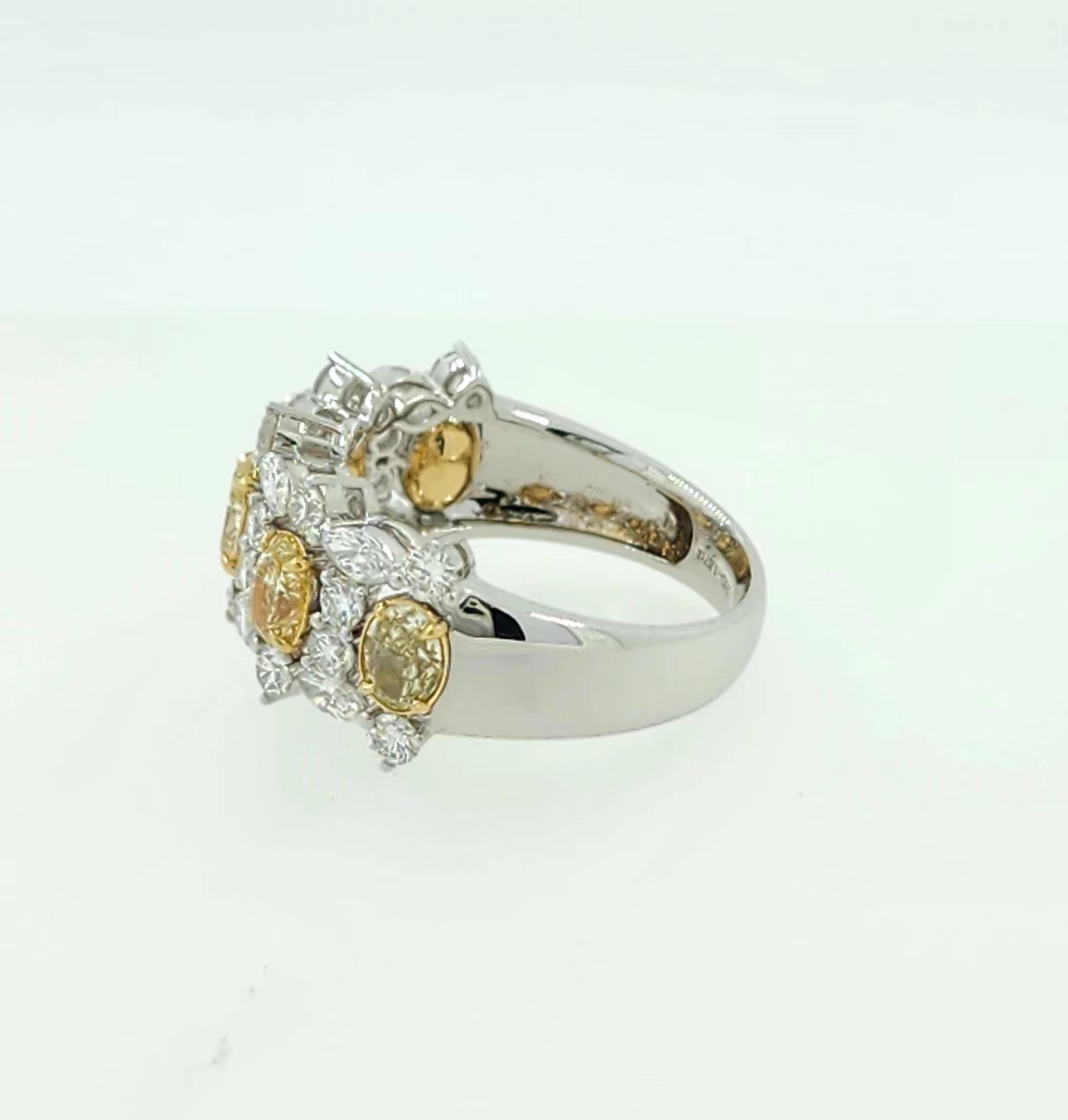 Anillos de diamantes de fantasía de oro blanco de 18 quilates con certificado IGI de 2,18 quilates de diamante amarillo en venta 1