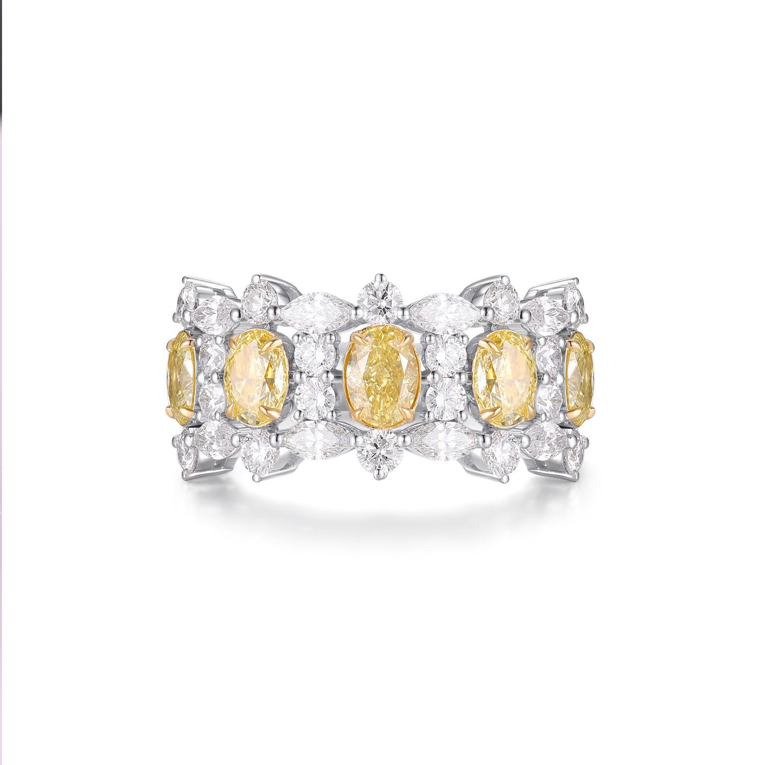 Este exquisito anillo es un testimonio de lujo y elegancia, elaborado en oro blanco de 18 quilates que ofrece un aspecto elegante y sofisticado. La pieza central del anillo es su conjunto de diamantes amarillos fantasía, de 1,67 quilates en total,
