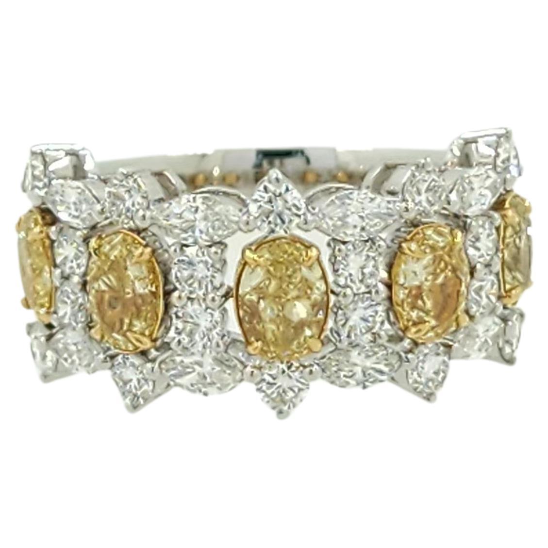Anillos de diamantes de fantasía de oro blanco de 18 quilates con certificado IGI de 2,18 quilates de diamante amarillo Contemporáneo en venta