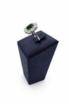 Bague d'anniversaire en or blanc 18K avec émeraude naturelle 1.32ct., diamants naturels