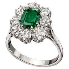 Bague d'anniversaire en or blanc 18K avec émeraude naturelle 1.32ct., diamants naturels