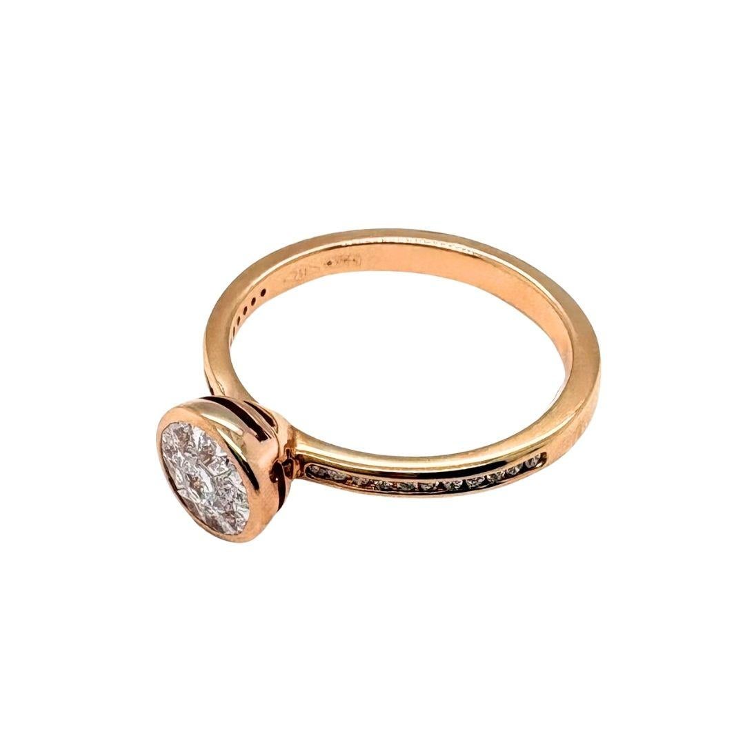 Cette bague anniversaire en diamant doit sa beauté rayonnante à la pureté de ses trois diamants naturels de taille émeraude, totalisant 1,33 carats de couleur G et de pureté VS. Leurs facettes en forme de miroir capturent et reflètent la lumière