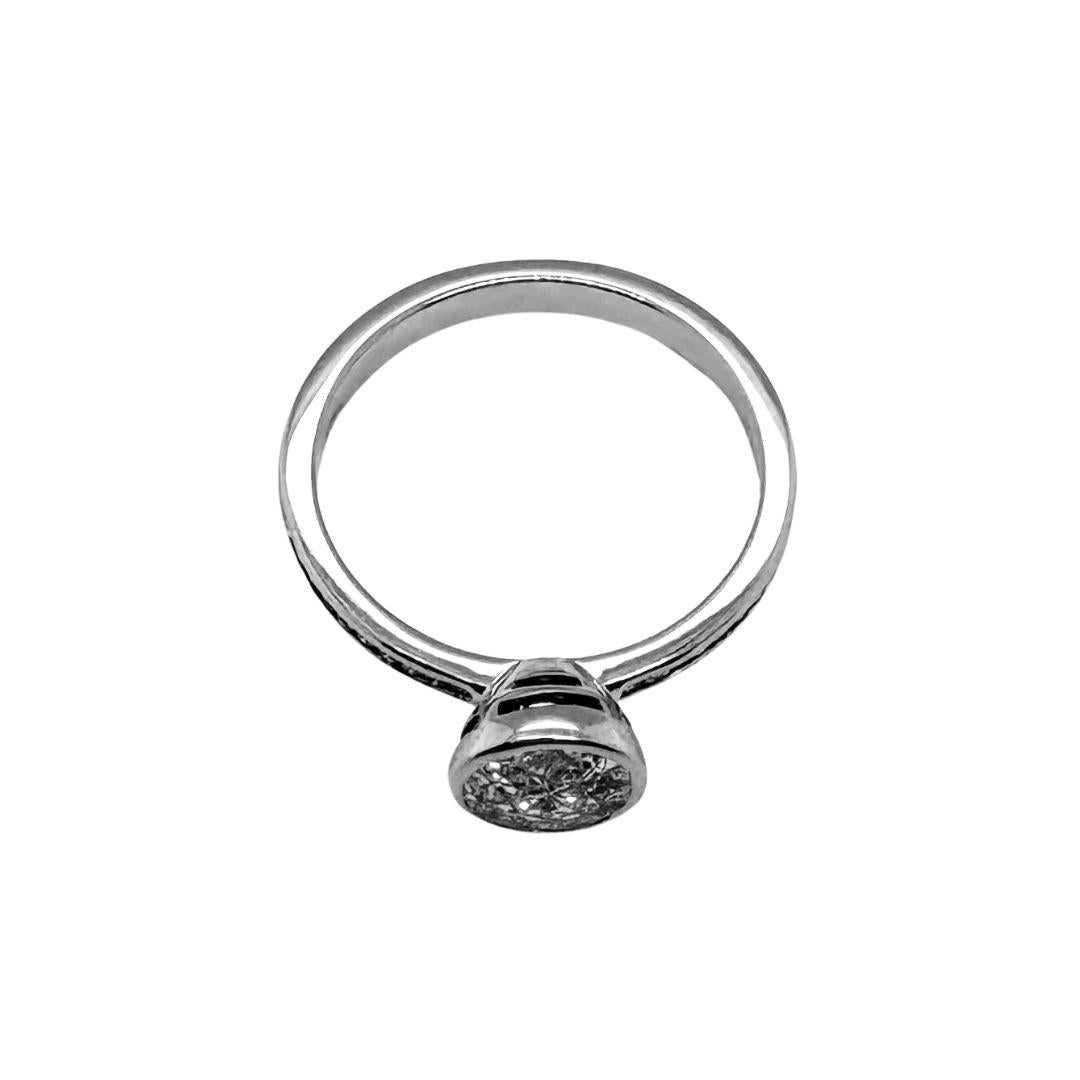 Questo anello Anniversary Diamond Pavé deve la sua luminosa eleganza all'armonia tra il suo design raffinato e la brillantezza dei suoi diamanti naturali. Realizzato in oro bianco 18 carati e dal peso di 3 grammi, presenta un totale di 0,33 carati