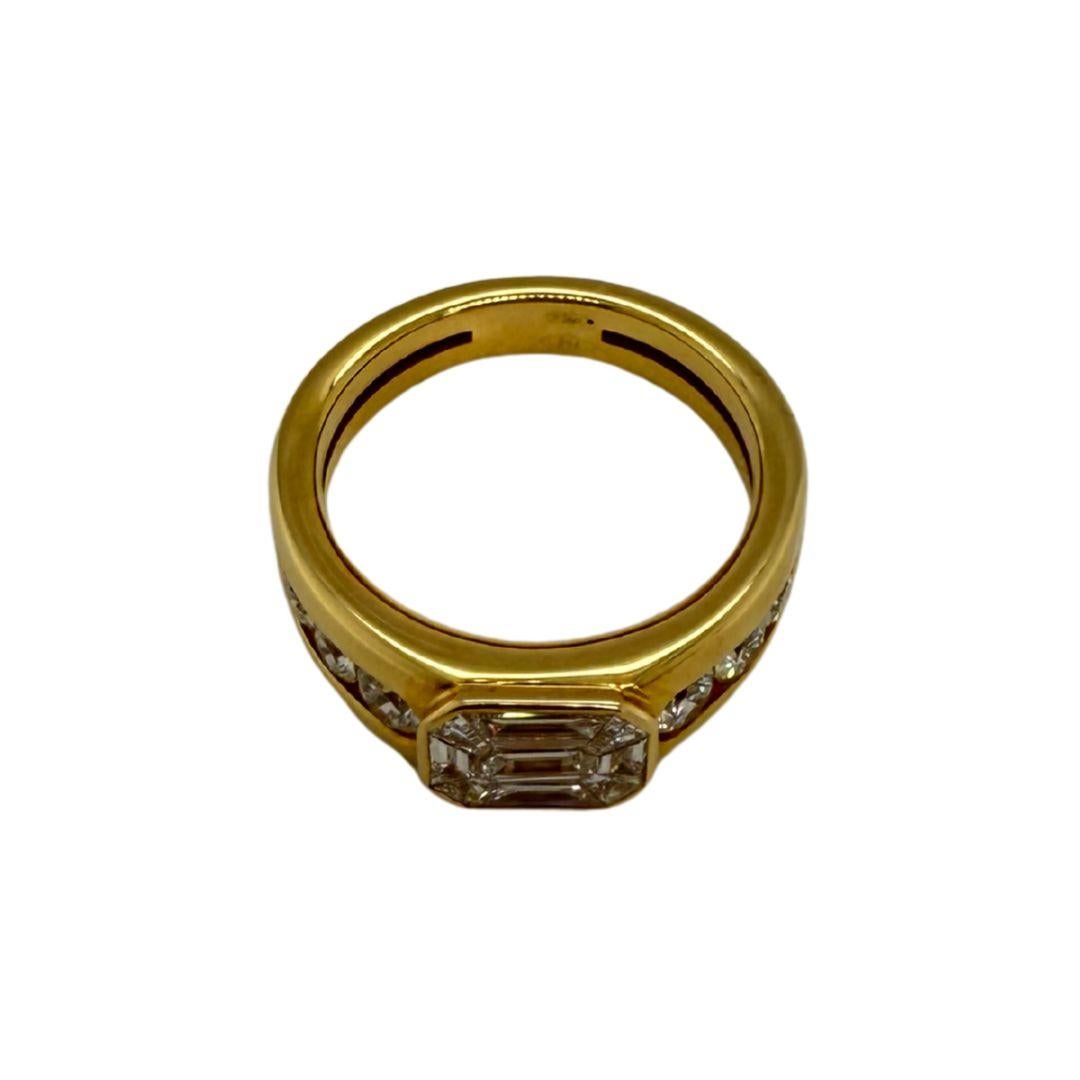 La bague ANNIVERSARY en or jaune 18 carats avec diamants naturels est une ode à l'élégance durable et à l'amour radieux. Fabriqué à la main en Italie avec 5,93 grammes d'or jaune lumineux, il est orné de diamants naturels totalisant 1,31 carats, de