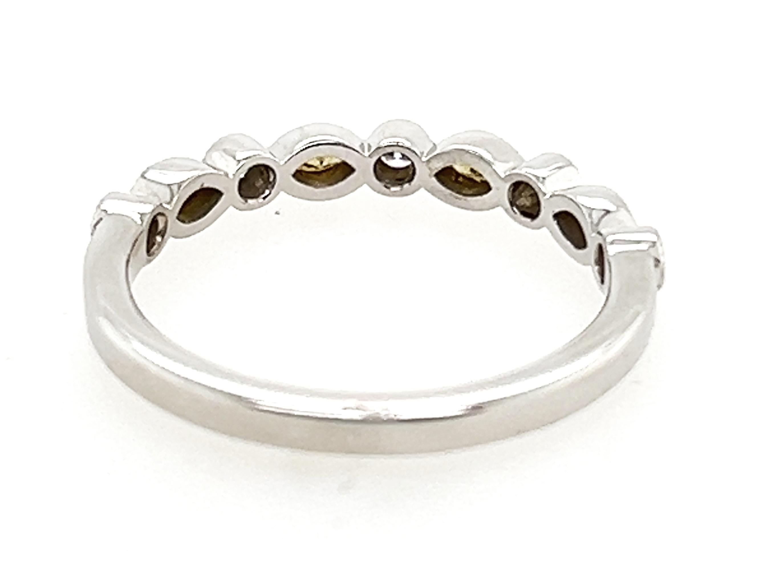 Anillo de Aniversario Diamantes Marquesa Natural Fancy Vivid Naranja Profundo .21ct 14K en Nuevo estado para la venta en Dearborn, MI