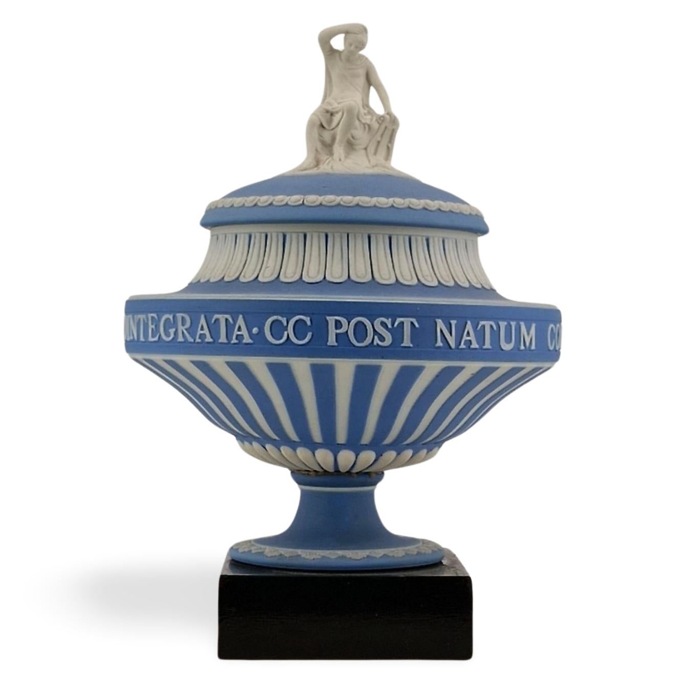 Circa cinquanta di questi vasi sono stati realizzati nel 1930 per celebrare il 200° anniversario della nascita di Josiah Wedgwood. L'iscrizione recita: CC post natum conditorem anno viget ars Etruriae redintegrata, ovvero 200 anni dopo la nascita