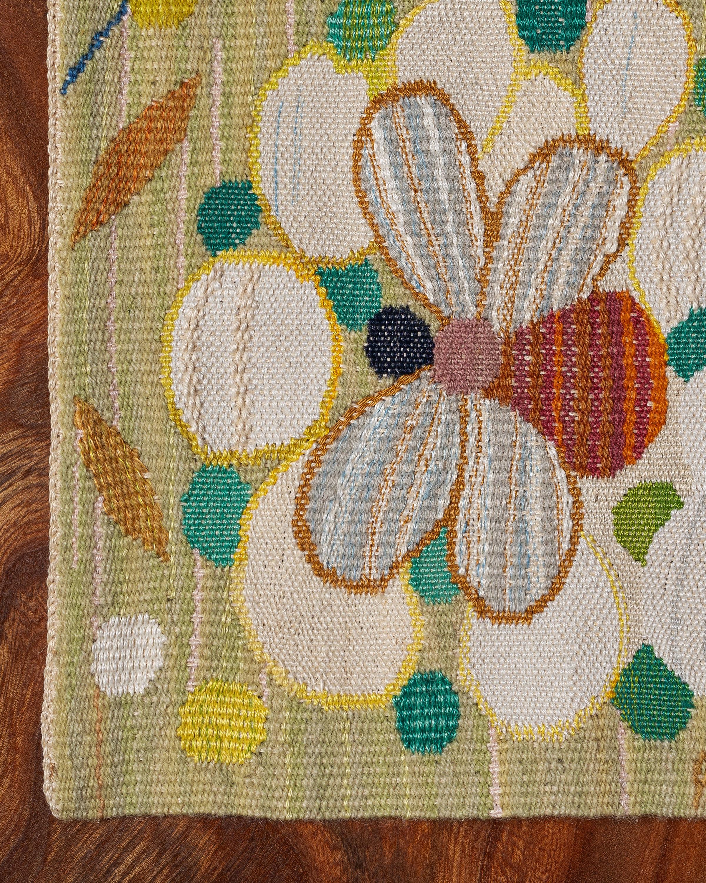 AnnMari Forsberg, handgewebter Wandteppich „Bi i Vit blomma“ (Moderne der Mitte des Jahrhunderts) im Angebot