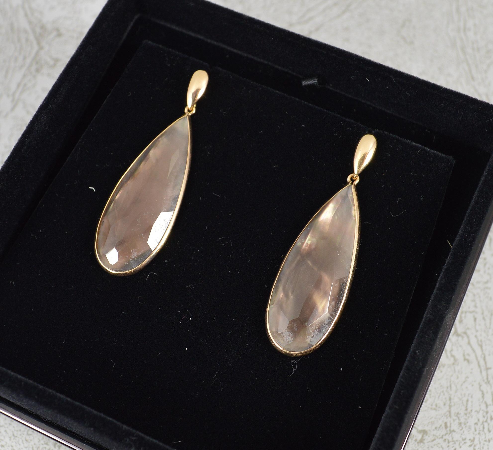 A superb pair of 18ct gold earrings by ANNOUSHKA.
A simple and stylish shape set with a pear drop mother of pearl panel in bezel setting. A facet cut top stone of wonderful grey oily colour.
Solid 18ct rose gold.
14mm x 36mm clusters