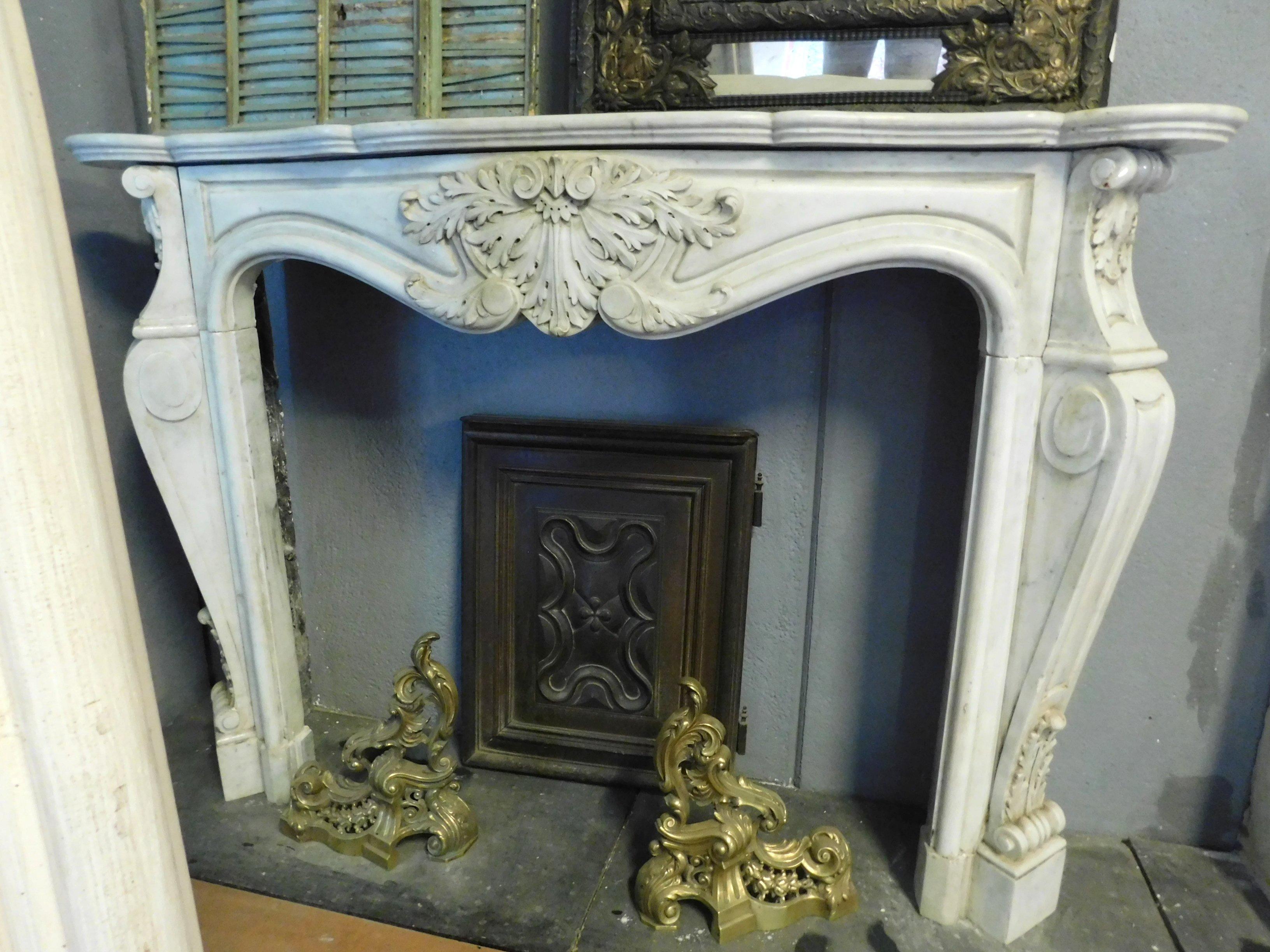 Antique White Marble Fireplace, Richly Carved, Wavy Legs, 18th Century, France In Good Condition In Cuneo, Italy (CN)