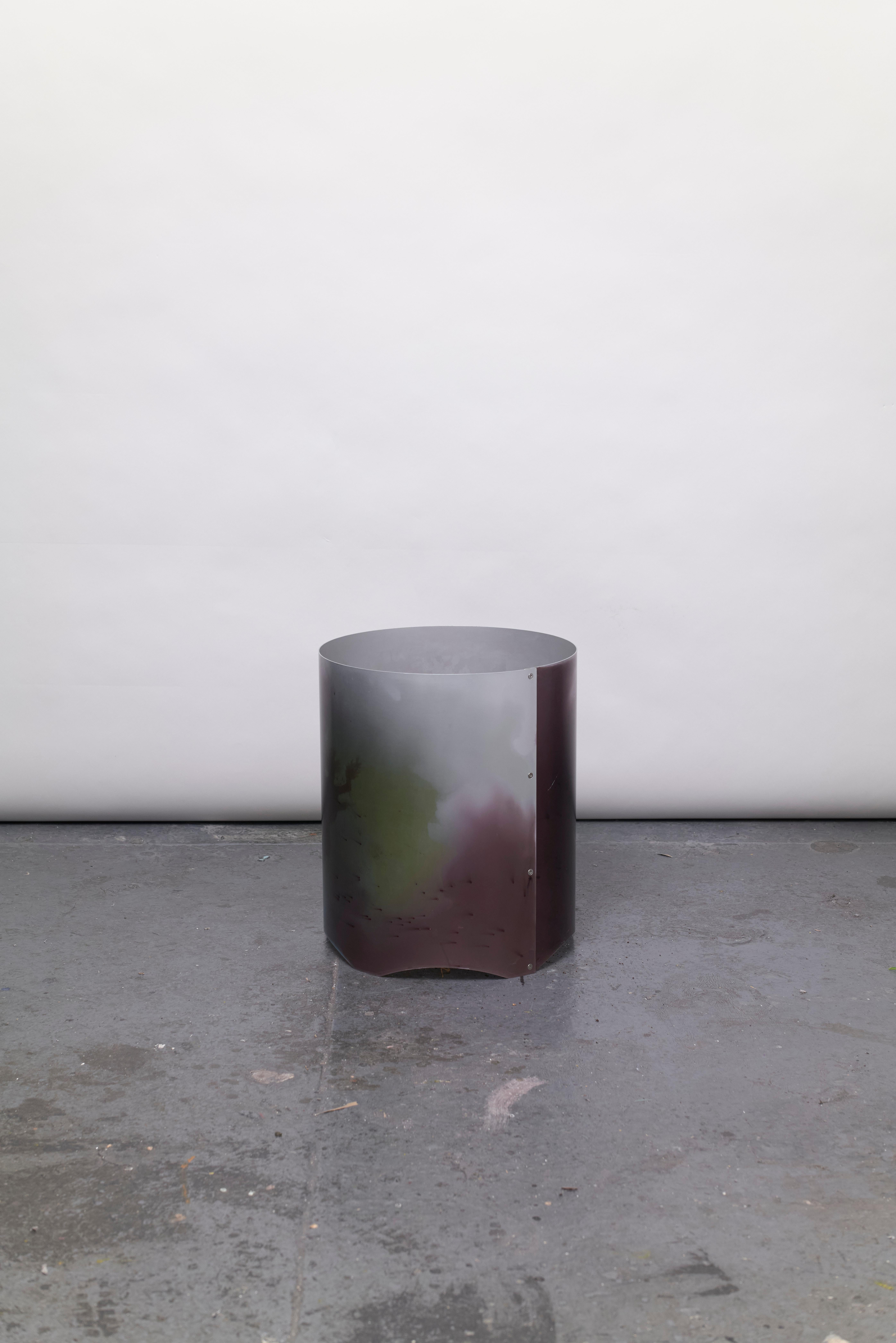 Pflanzgefäß / Gefäß aus eloxiertem Aluminium, mehrfarbig, aus der Kollektion Cosmos (Postmoderne) im Angebot