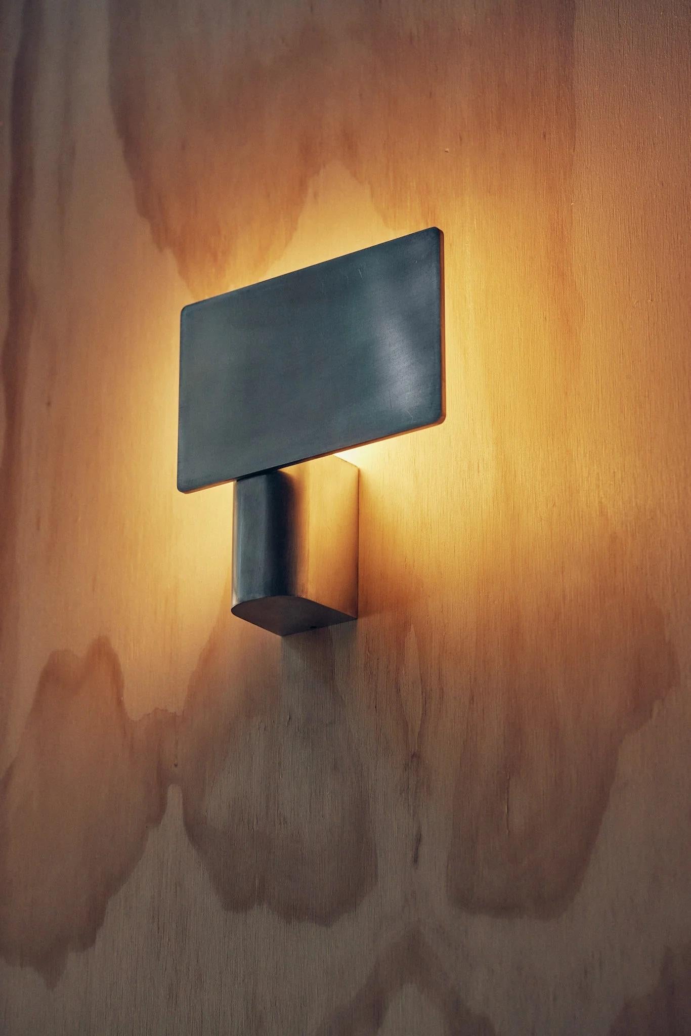 Moderne Lights Contemporary Shield Wall Light en aluminium anodisé par Henry Wilson en vente