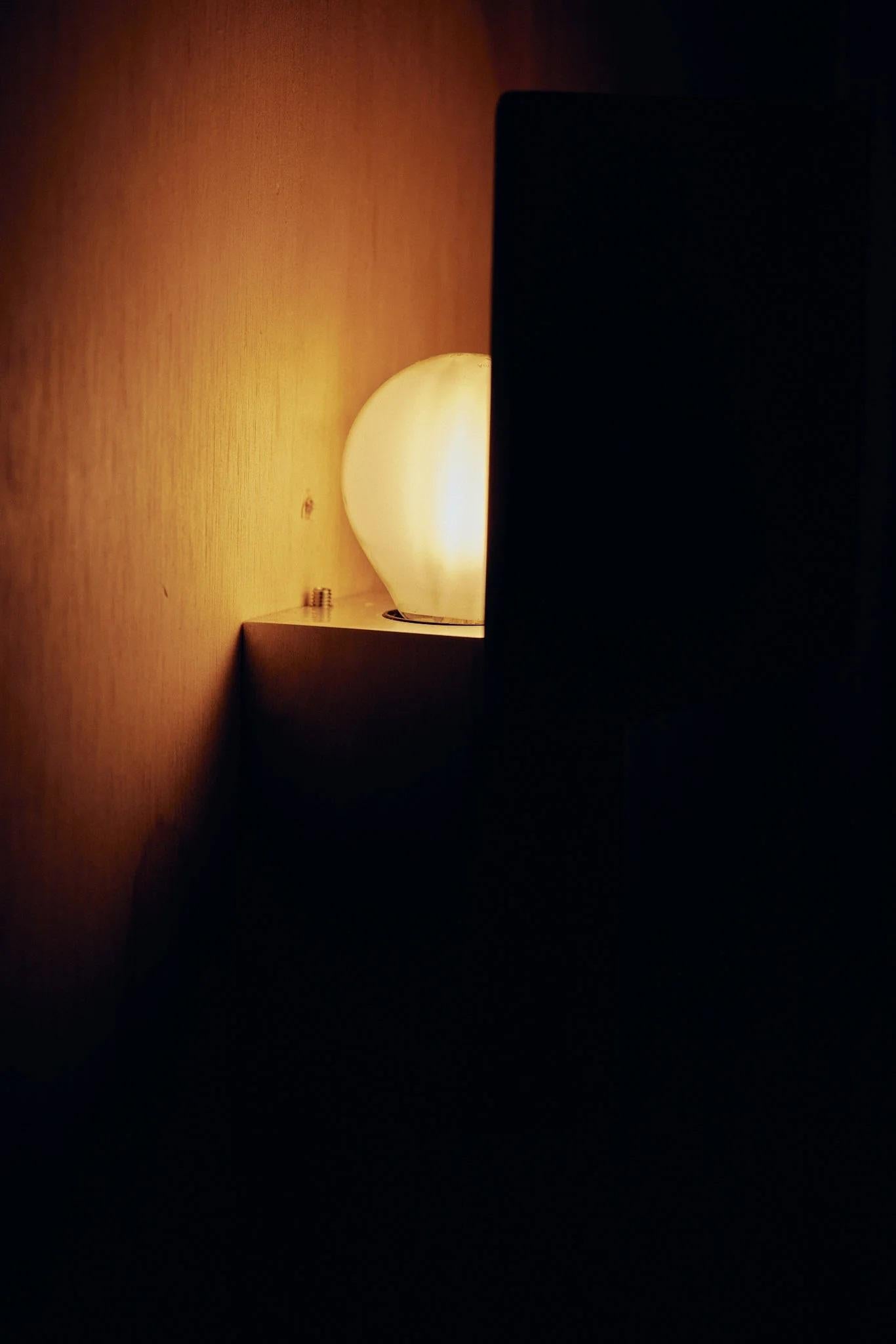 XXIe siècle et contemporain Lights Contemporary Shield Wall Light en aluminium anodisé par Henry Wilson en vente