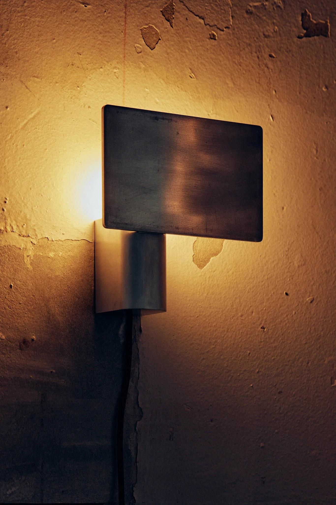Aluminium Lights Contemporary Shield Wall Light en aluminium anodisé par Henry Wilson en vente