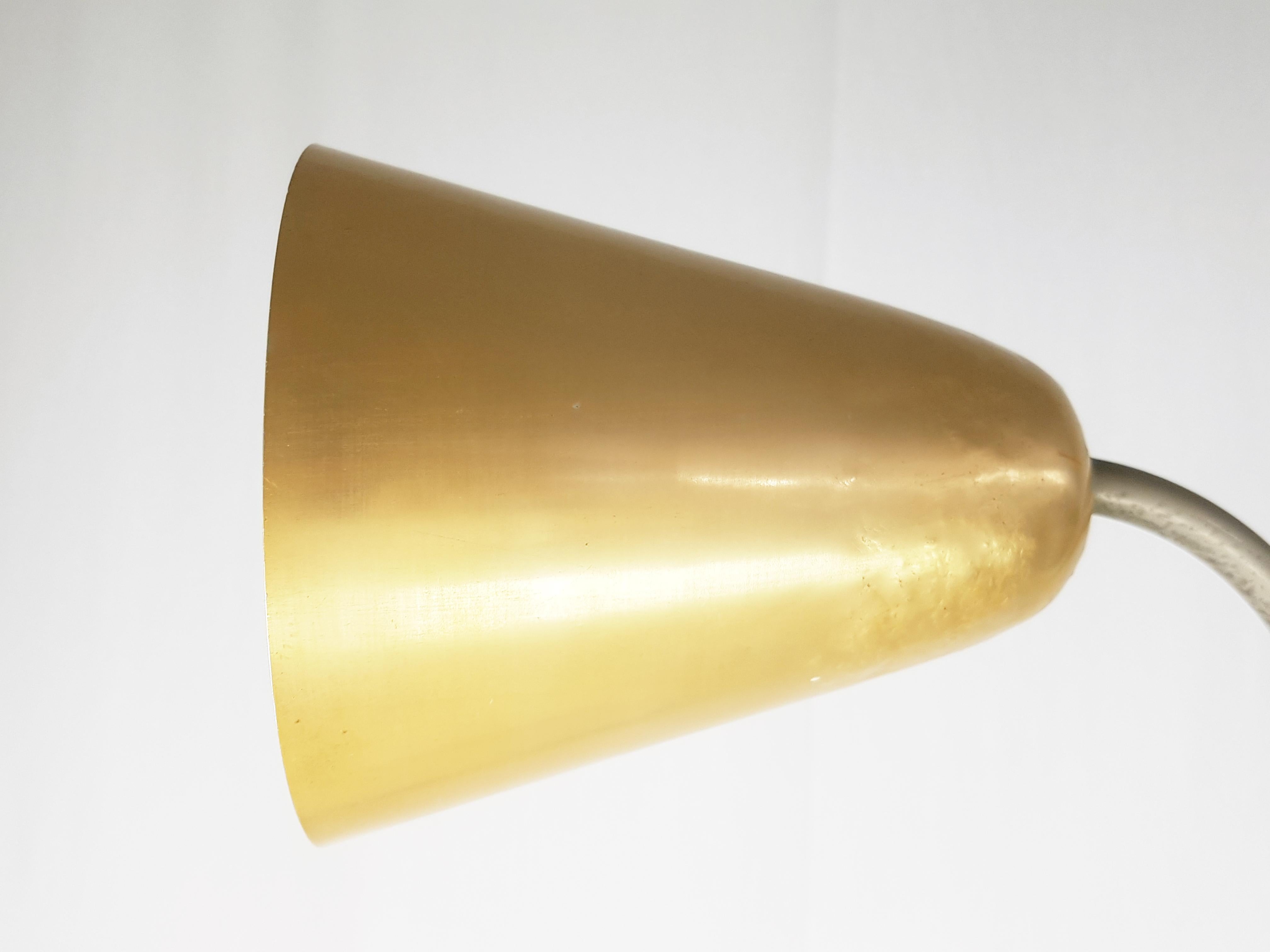 Italienische Wandleuchte aus eloxiertem Aluminium und vernickeltem Messing, 1940er/50er Jahre (Moderne der Mitte des Jahrhunderts) im Angebot