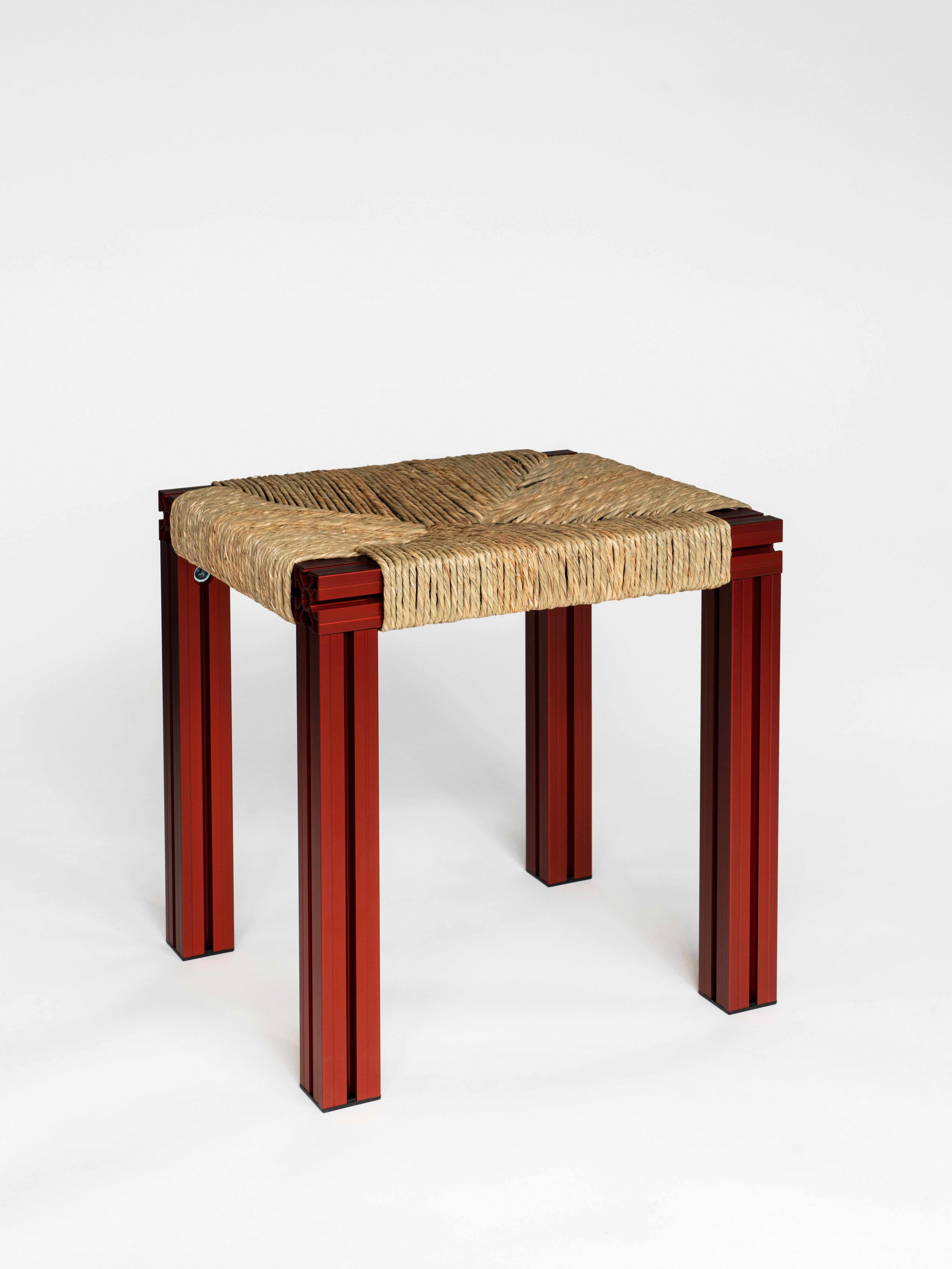 Sgabello in vimini anodizzato bordeaux e intreccio di giunco di Tino Seubert
Dimensioni: P 43 x L 38 x H 45 cm.
Materiali: Estrusioni di alluminio anodizzato colorato, trama di giunco.

Tino Seubert
Quando nel 2018 ha realizzato per la prima volta i