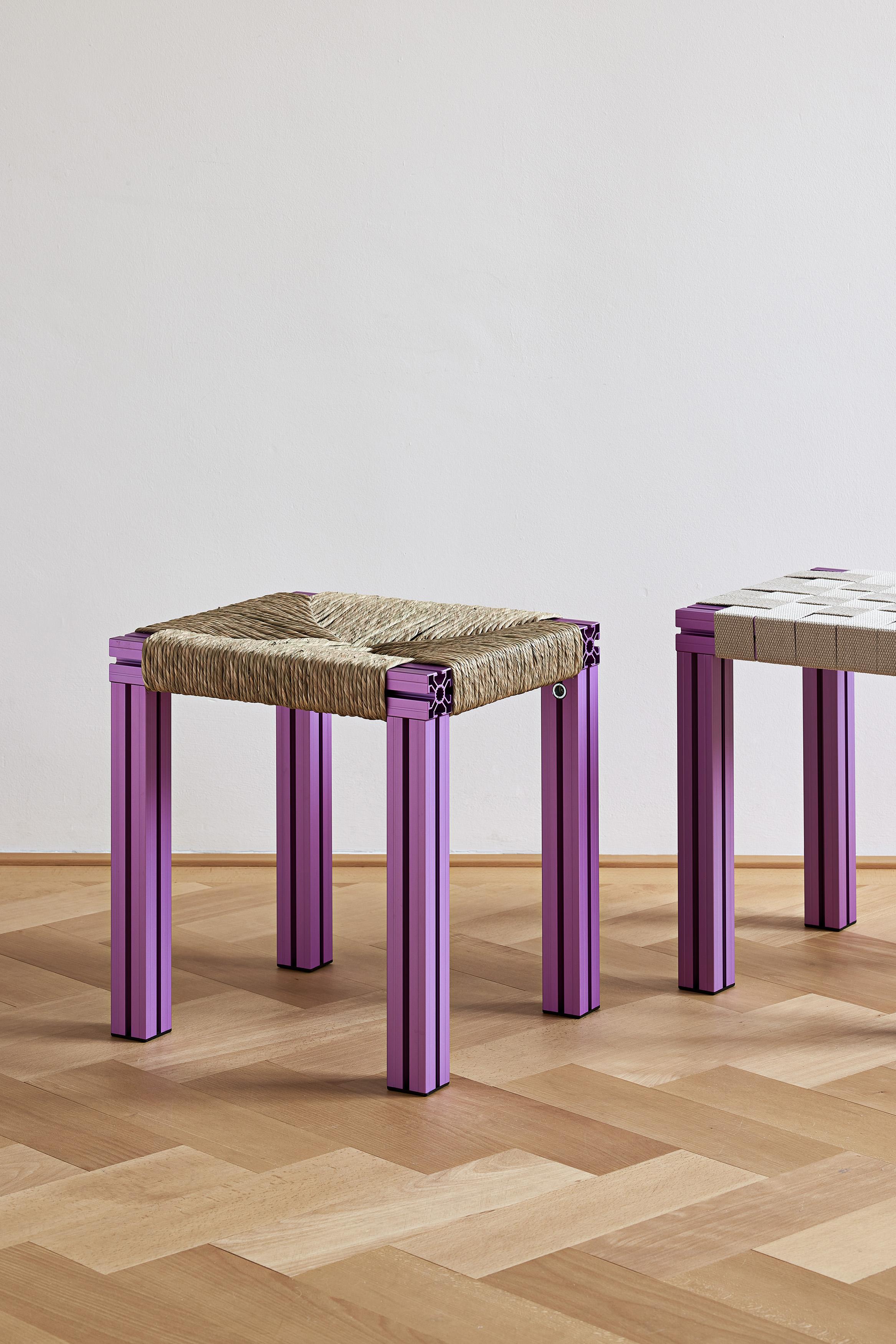 Hocker aus Korbweide in Lila und Binsengeflecht von Tino Seubert, eloxiert (Britisch) im Angebot